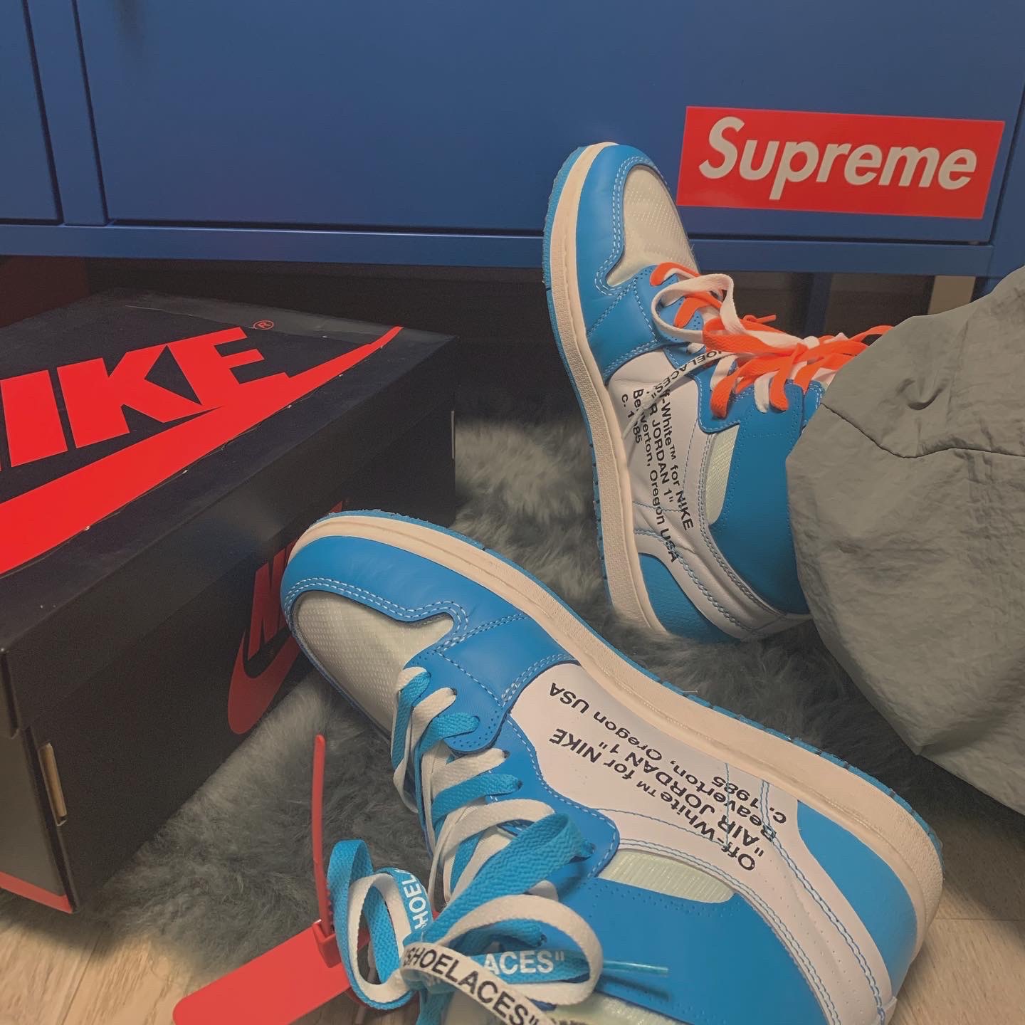 Jordan 1 x Off-White Retro High University Blue 착용 스타일 - 2