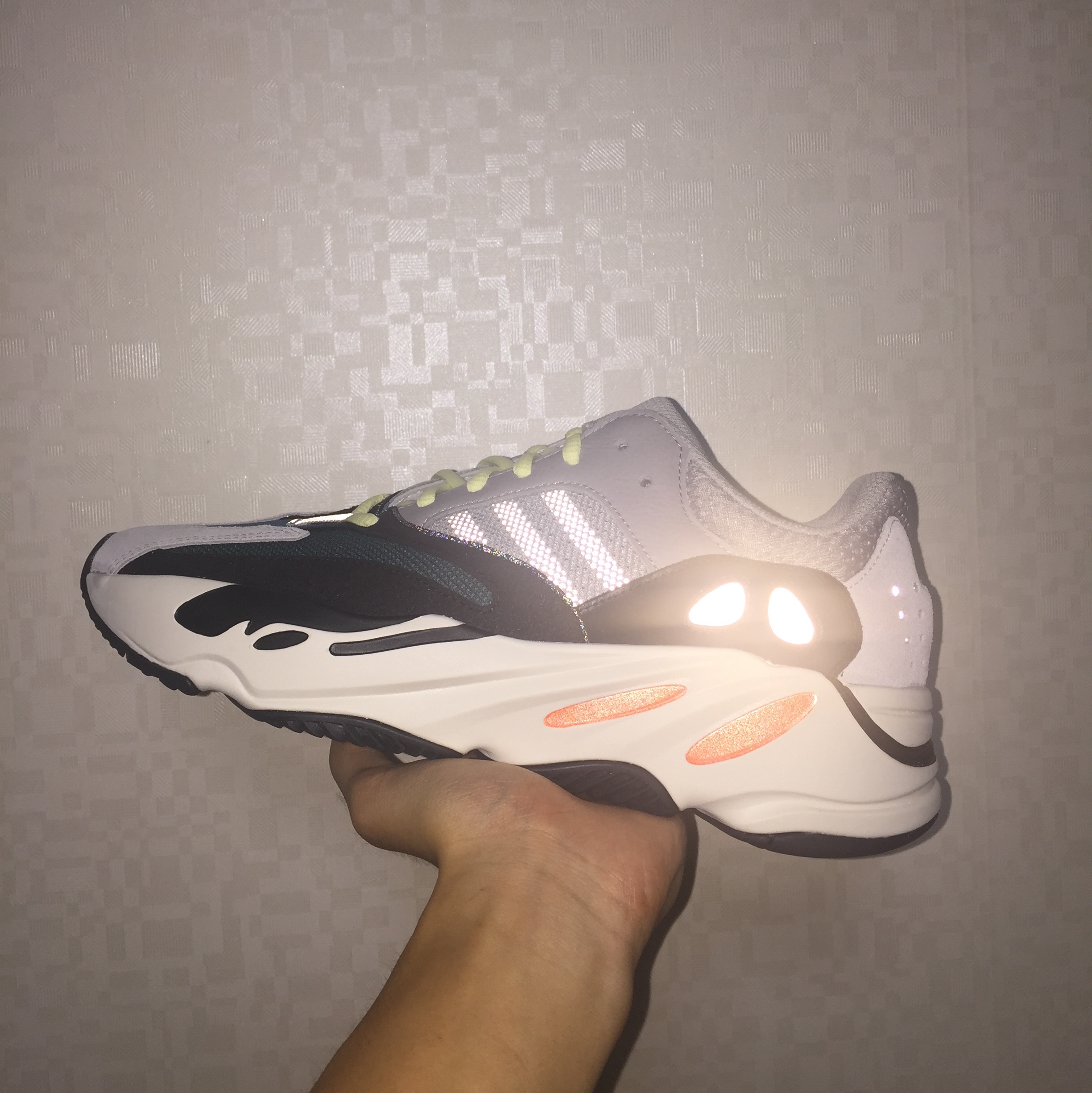 Adidas Yeezy Boost 700 Wave Runner Solid Grey 2017/2019 착용 스타일