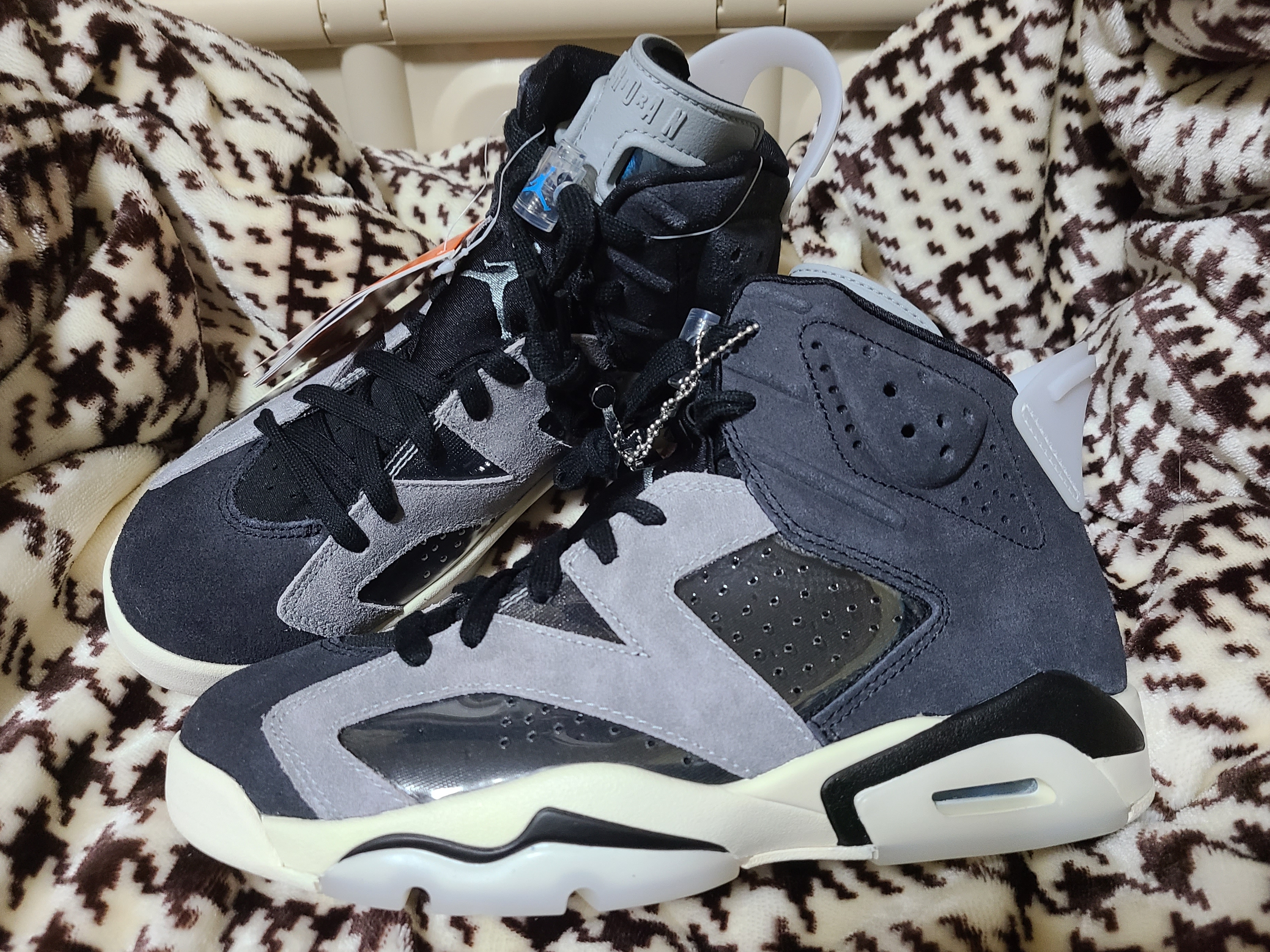 (W) Jordan 6 Retro Tech Chrome 착용 스타일 - 1