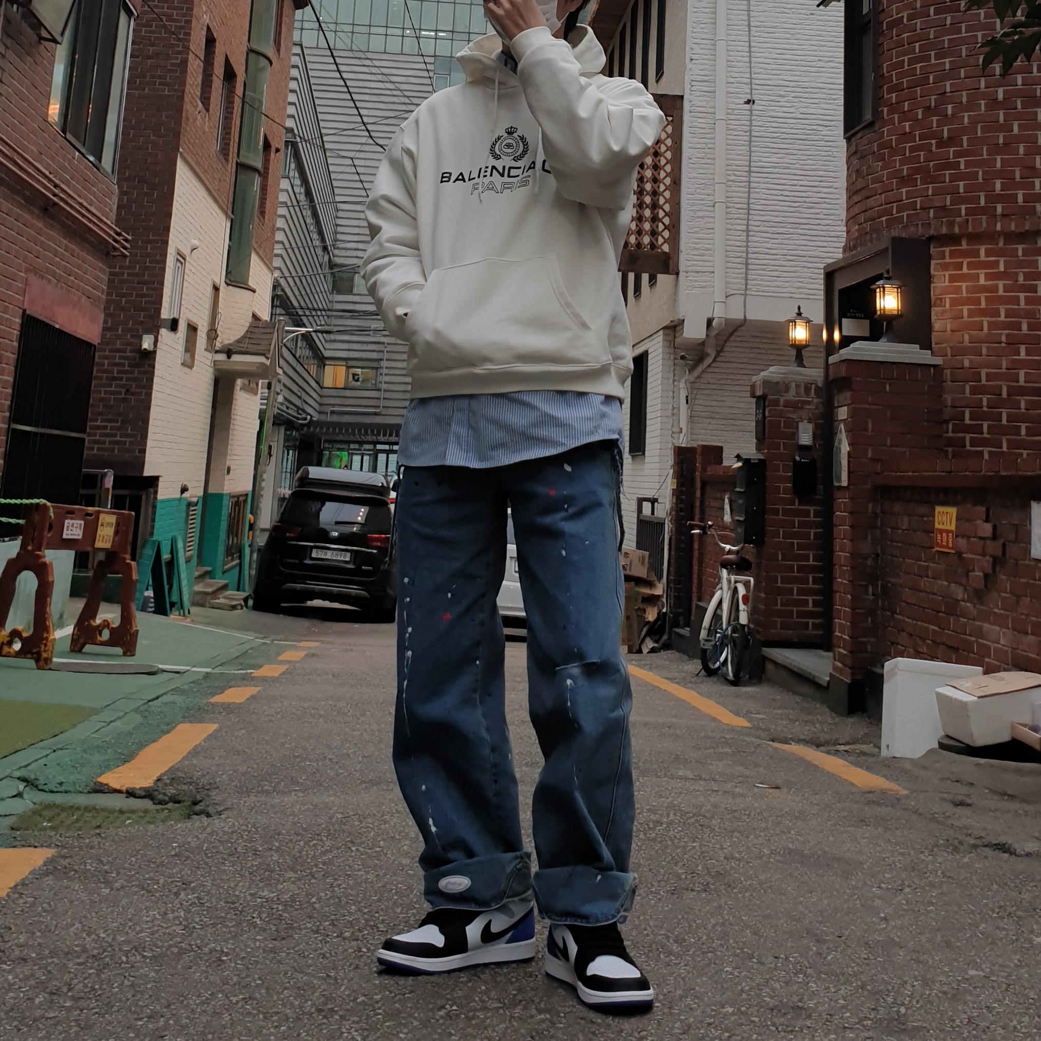 Jordan 1 Mid SE Hyper Royal 착용 스타일