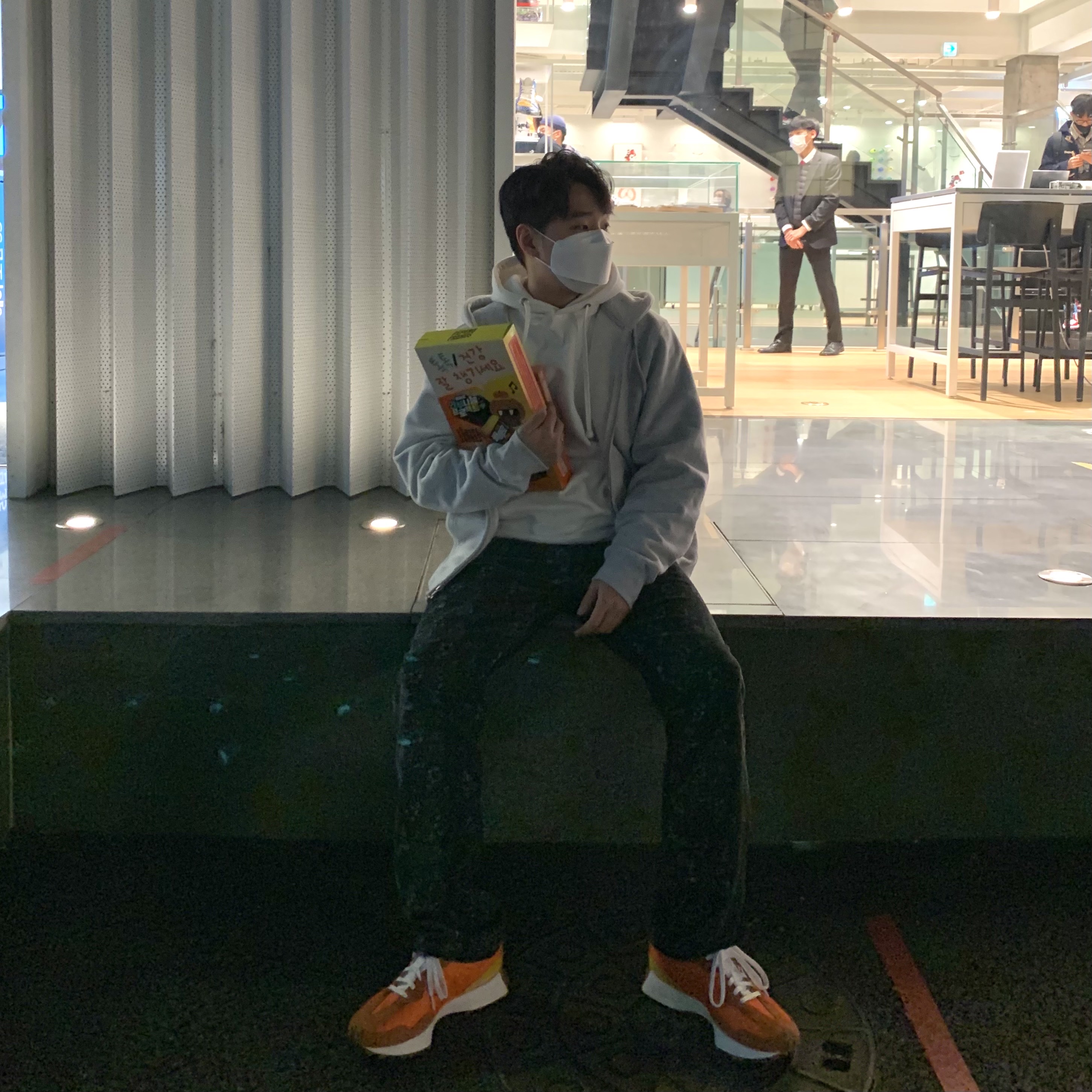 New Balance 327 Orange 착용 스타일
