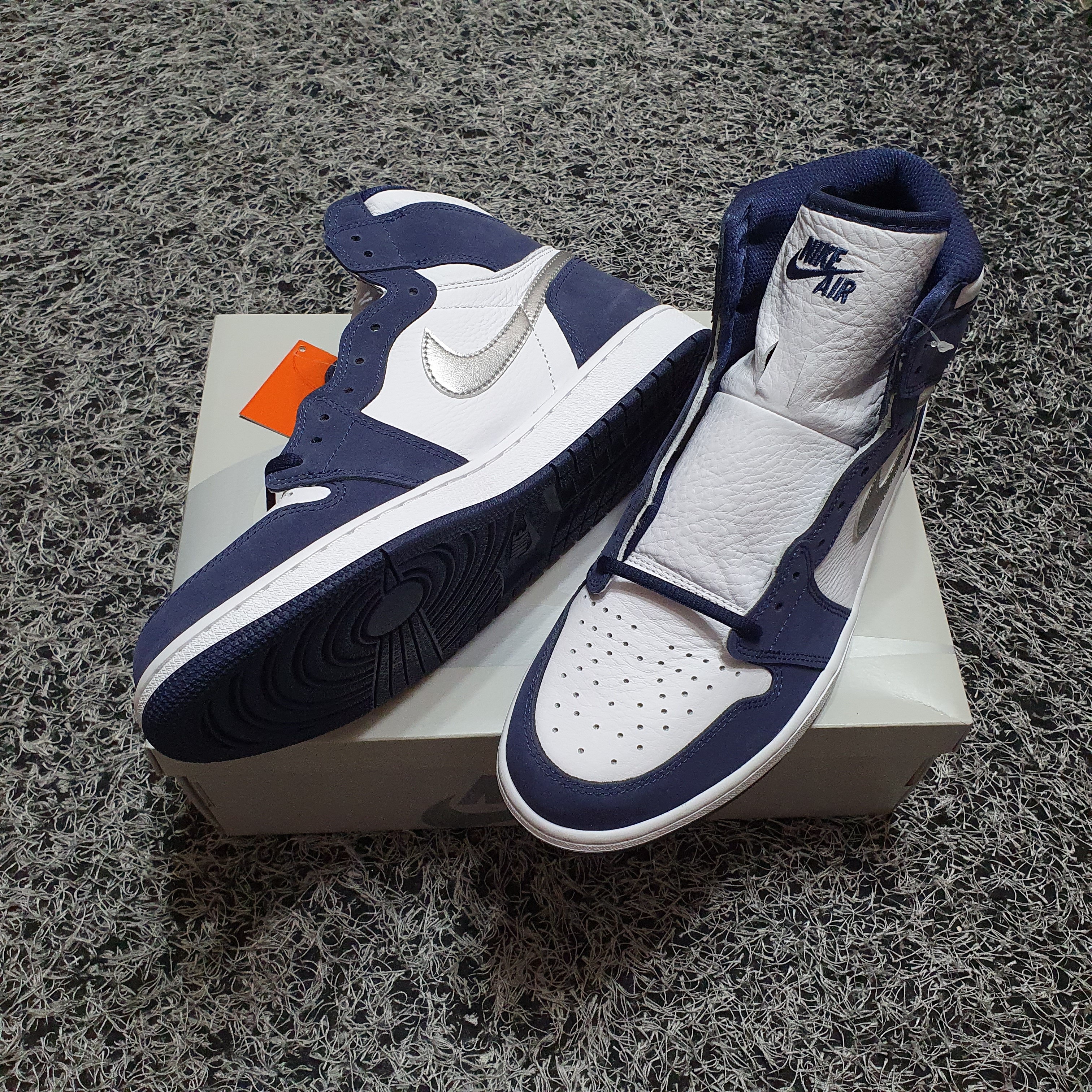 Jordan 1 Retro High OG Black Mocha, Jordan 1 Retro High OG CO.JP Midnight Navy 착용 스타일 - 2