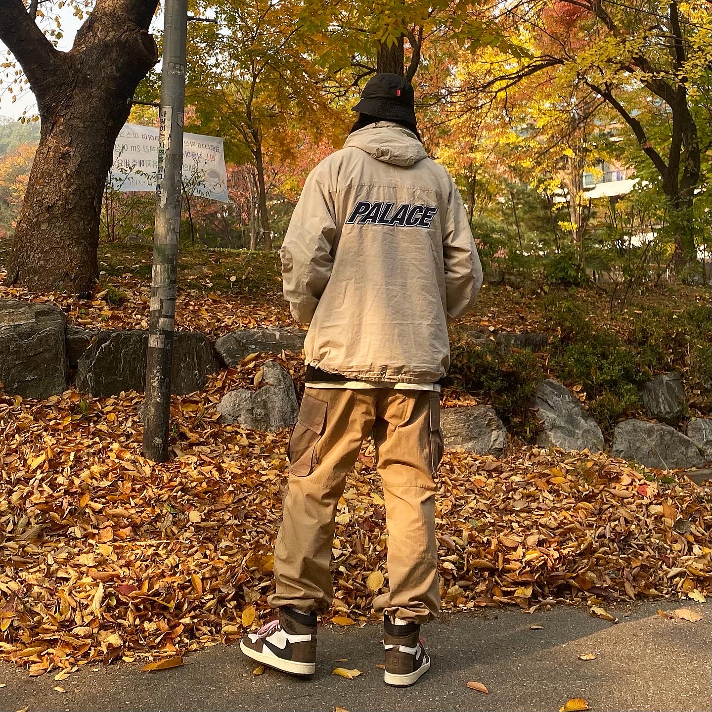 Jordan 1 x Travis Scott Retro High OG SP Mocha 착용 스타일 - 3