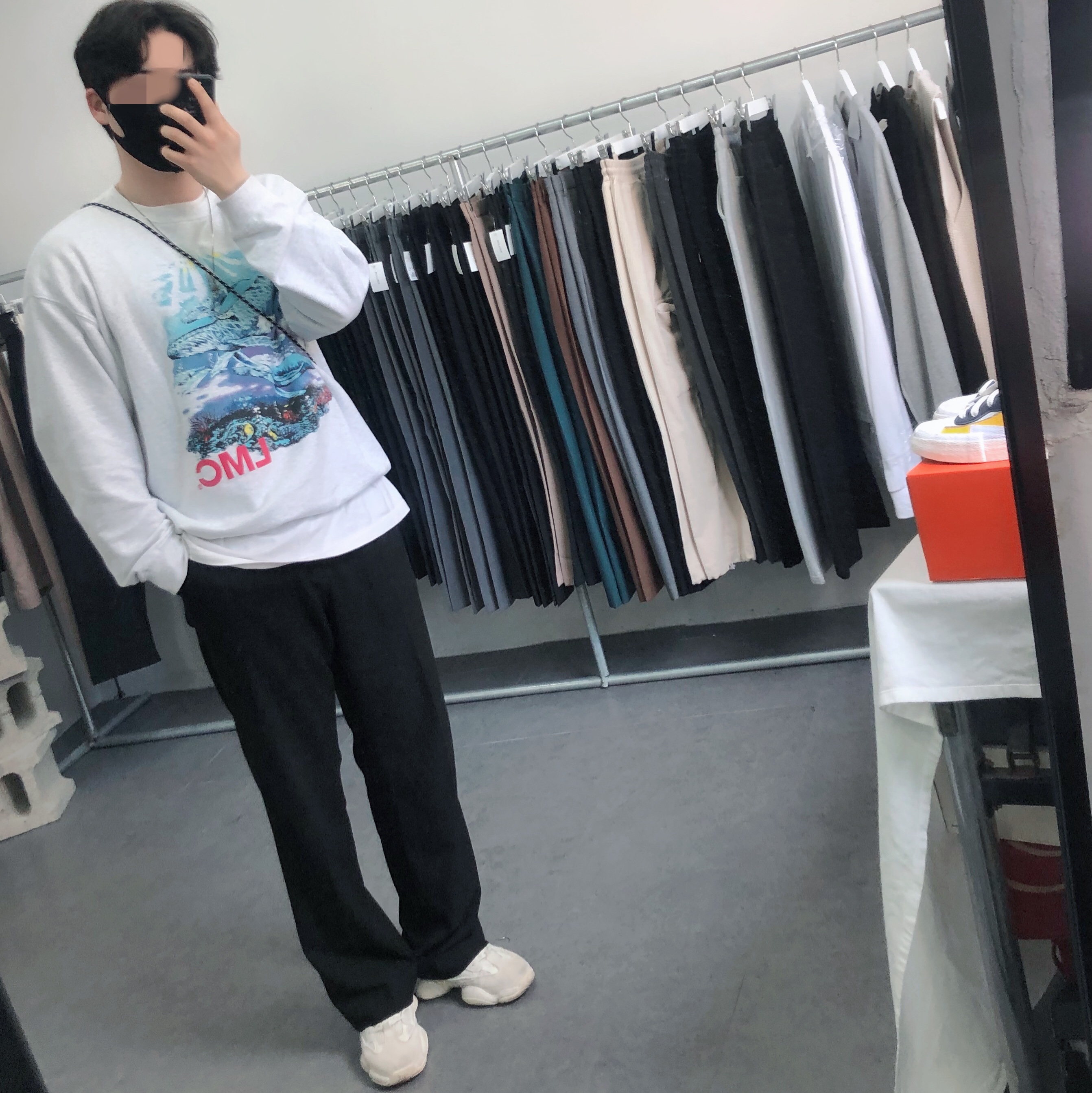 Adidas Yeezy 500 Bone White 착용 스타일