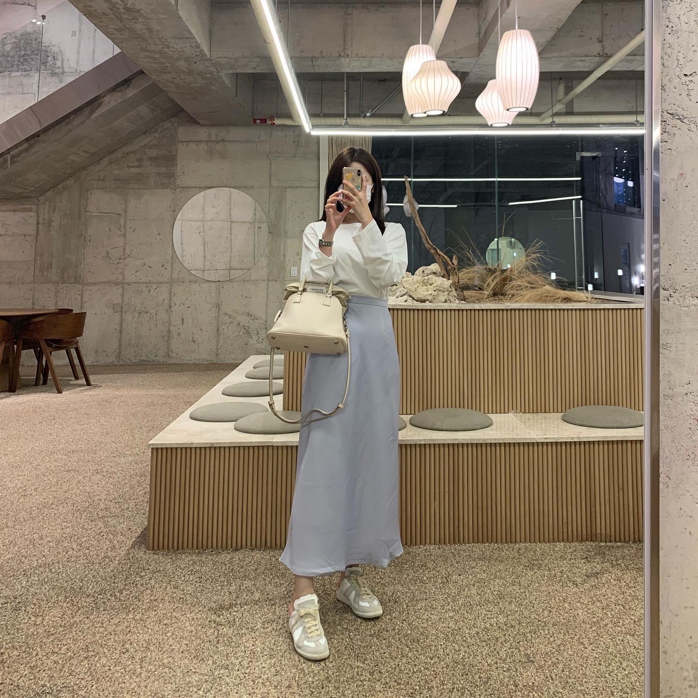 (W) Maison Margiela Replica Cut-Out Sneakers Light Grey 착용 스타일 - 1