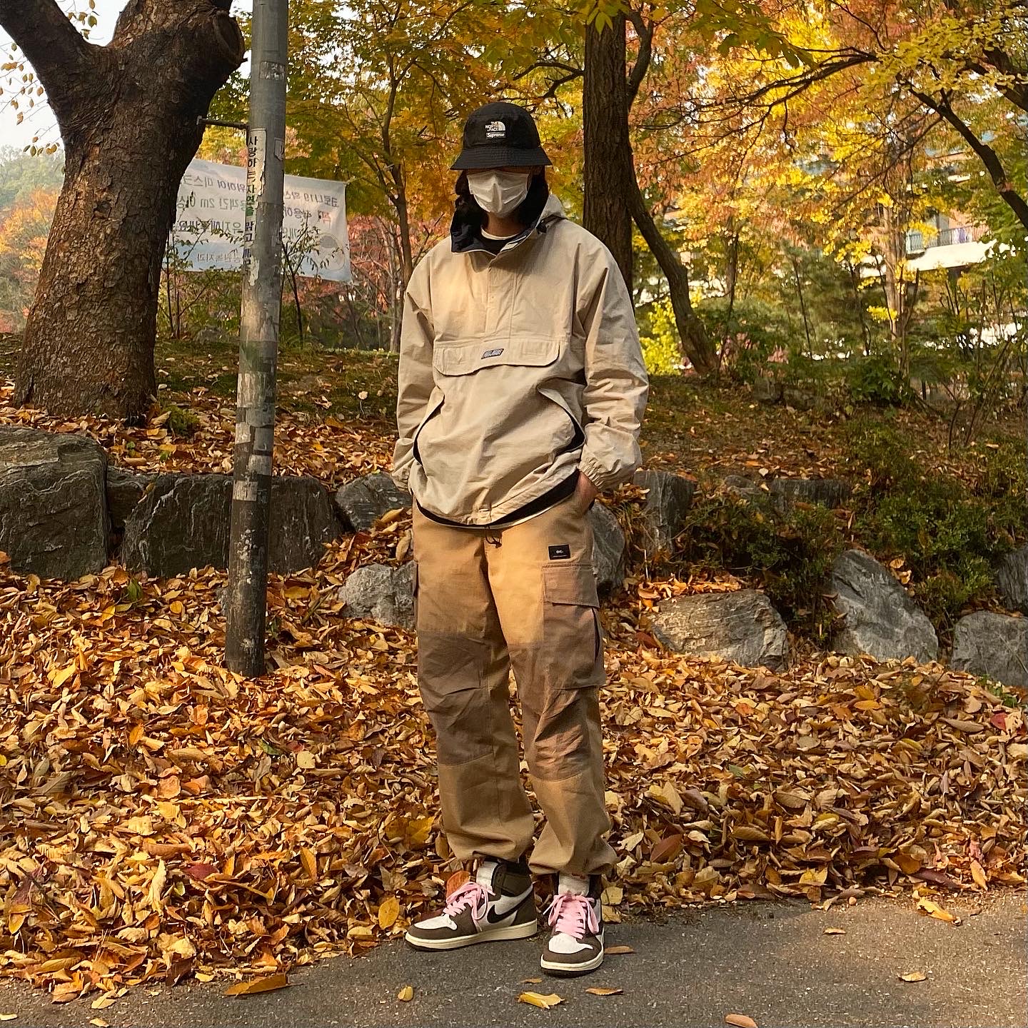 Jordan 1 x Travis Scott Retro High OG SP Mocha 착용 스타일 - 1