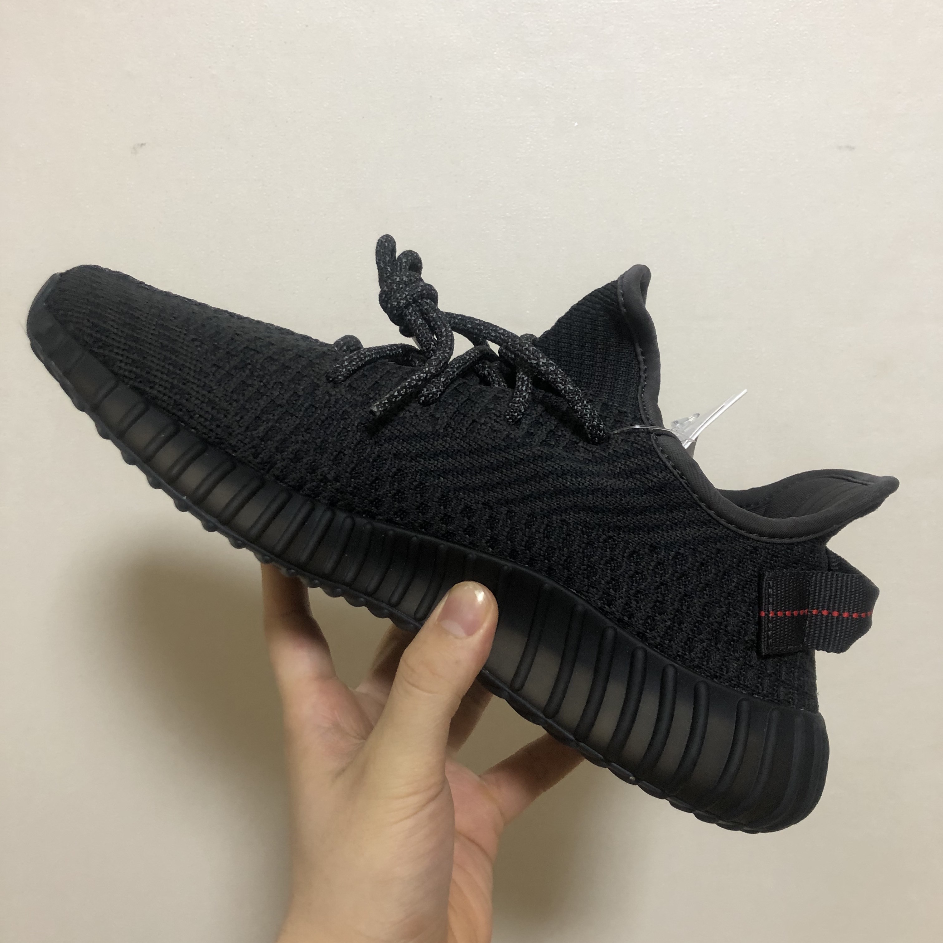 Adidas Yeezy Boost 350 V2 Black - Non-Reflective 착용 스타일