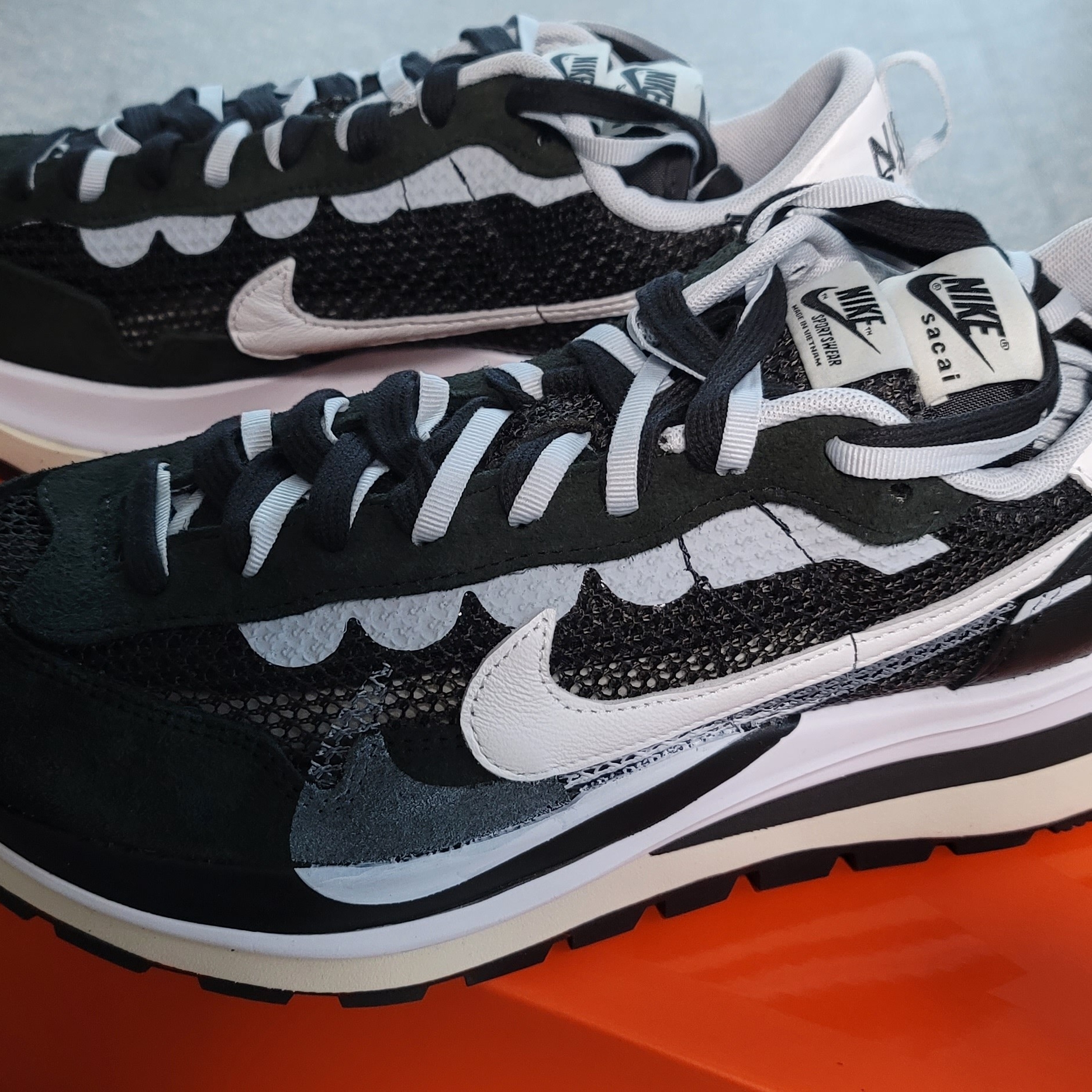 Nike x Sacai VaporWaffle Black White 착용 스타일 - 1