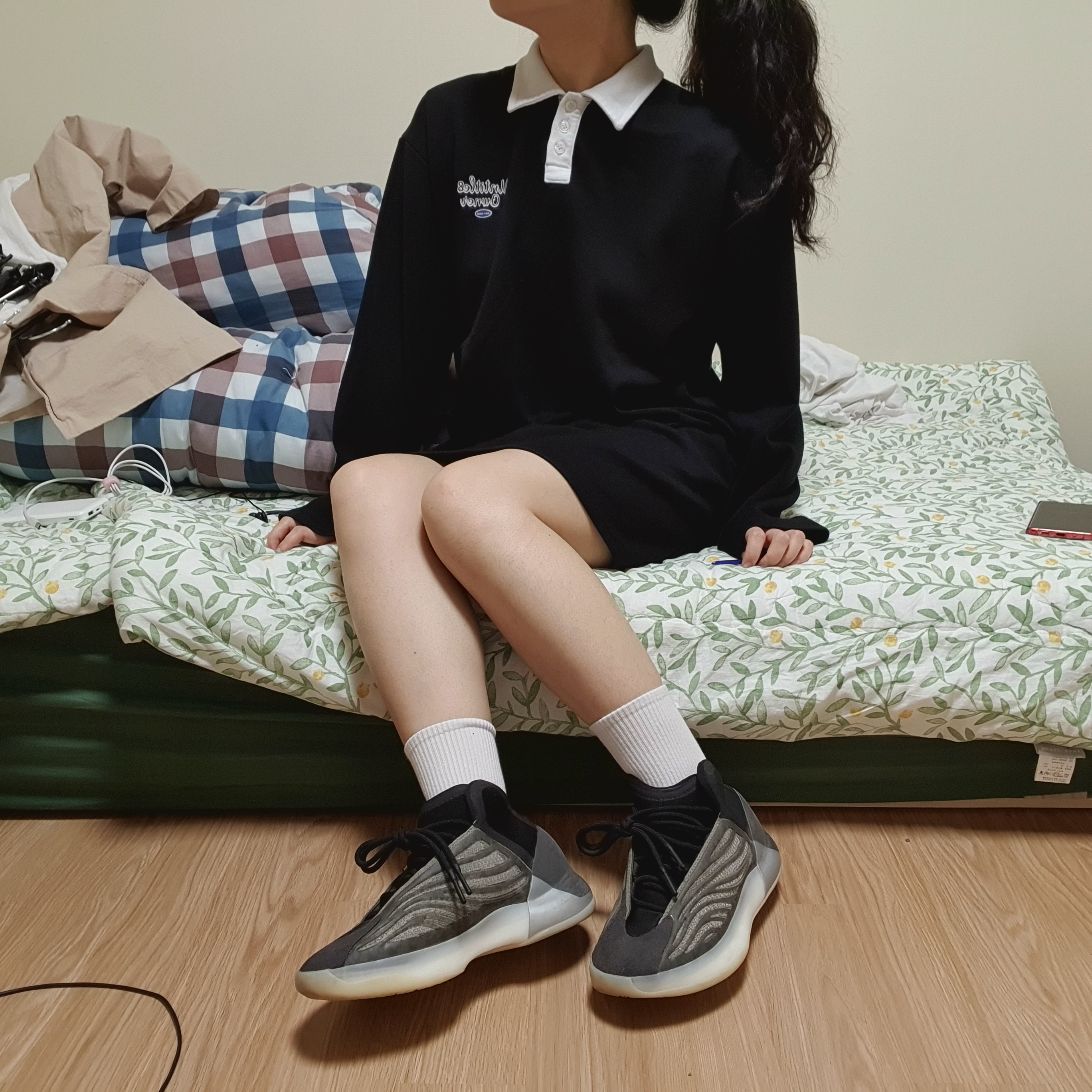 Adidas Yeezy QNTM Barium 착용 스타일