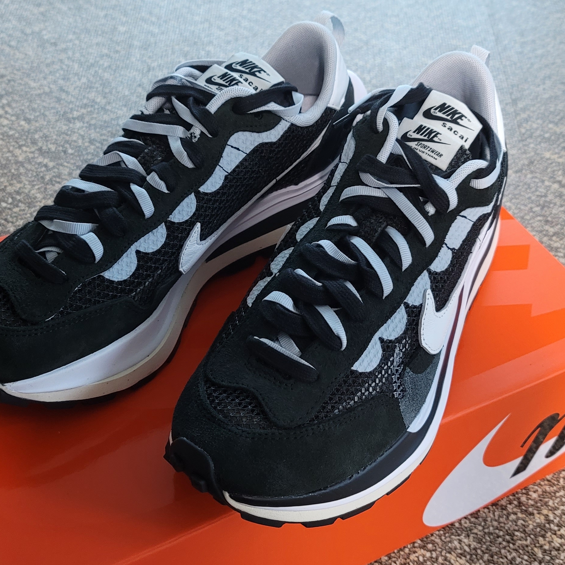 Nike x Sacai VaporWaffle Black White 착용 스타일 - 2