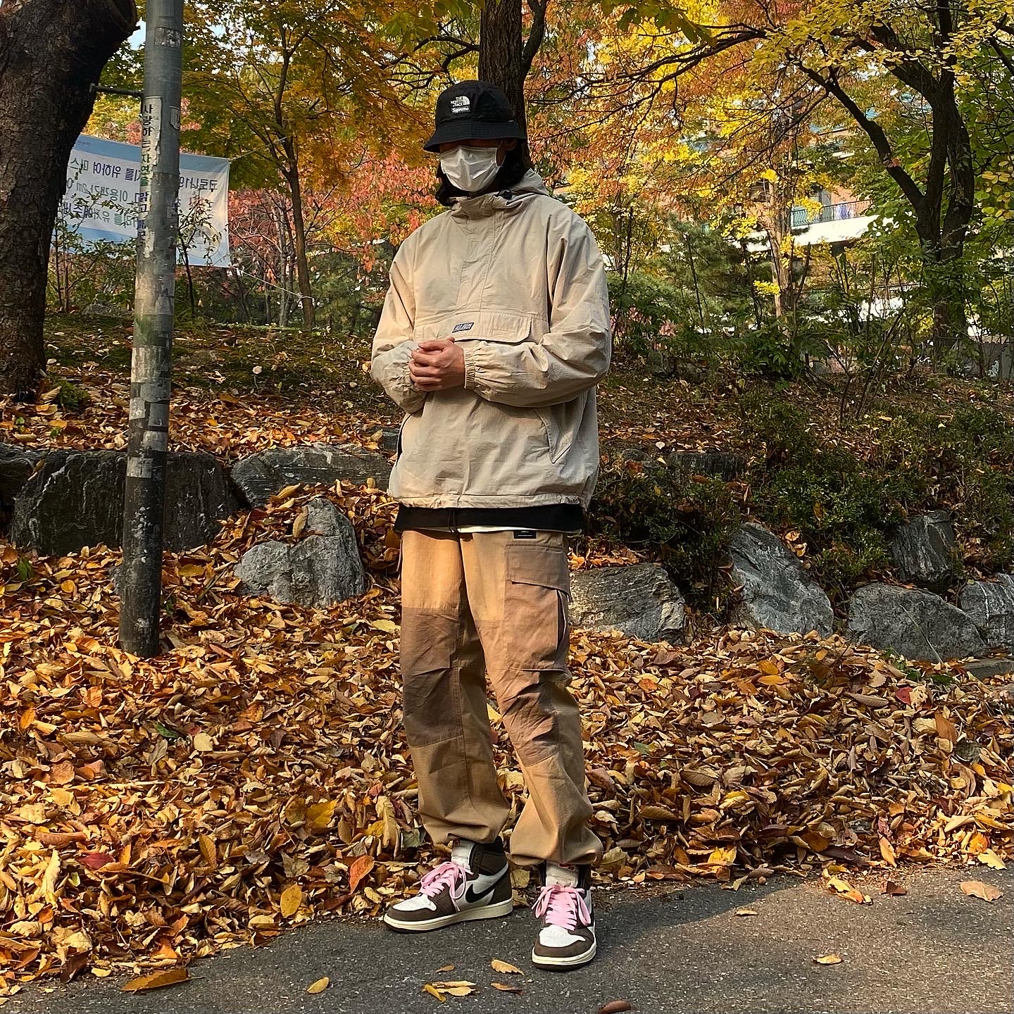 Jordan 1 x Travis Scott Retro High OG SP Mocha 착용 스타일 - 2