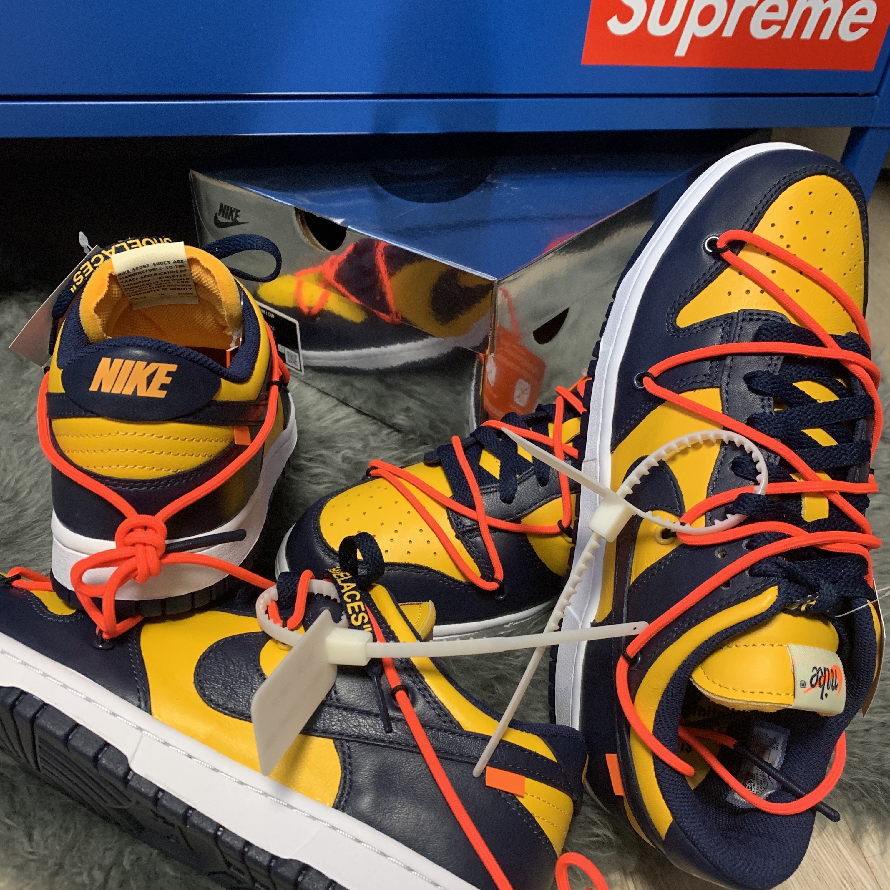 Nike x Off-White Dunk Low University Gold Midnight Navy 착용 스타일