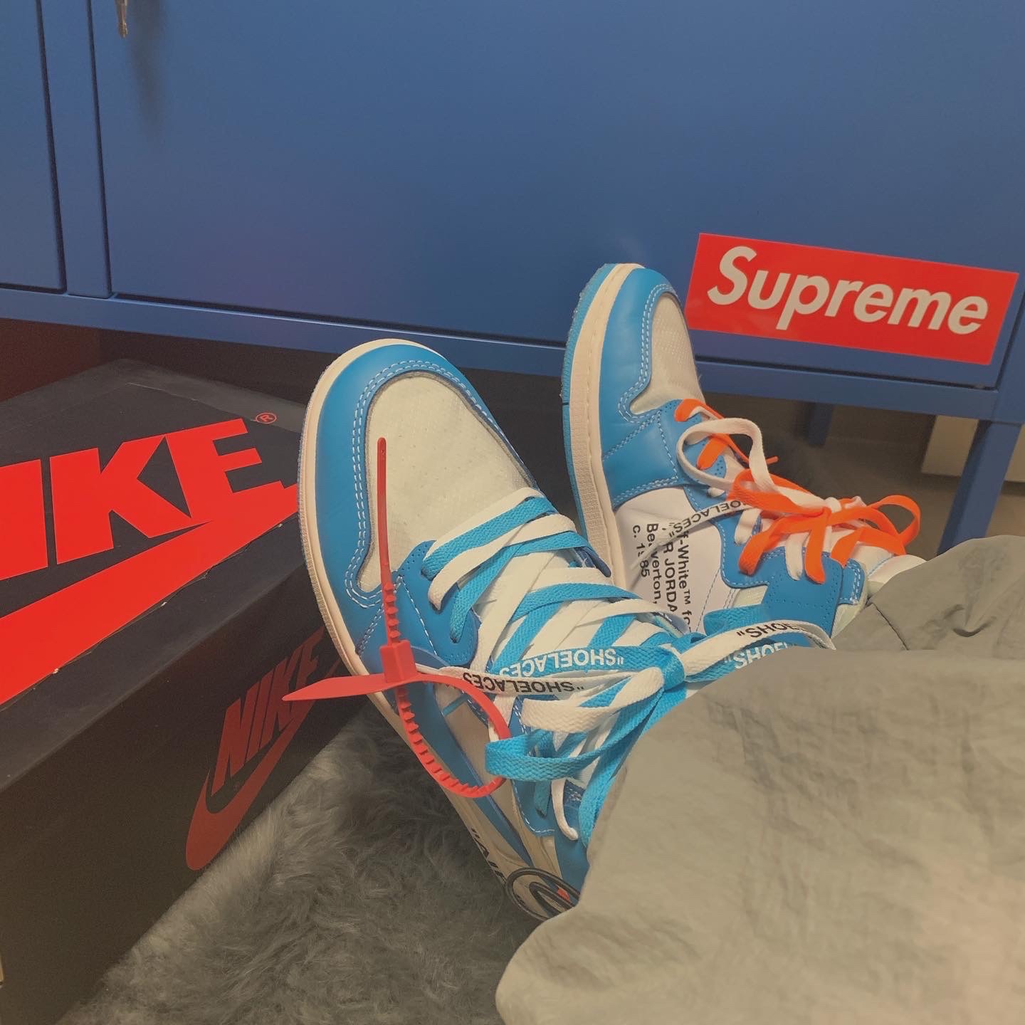 Jordan 1 x Off-White Retro High University Blue 착용 스타일 - 3