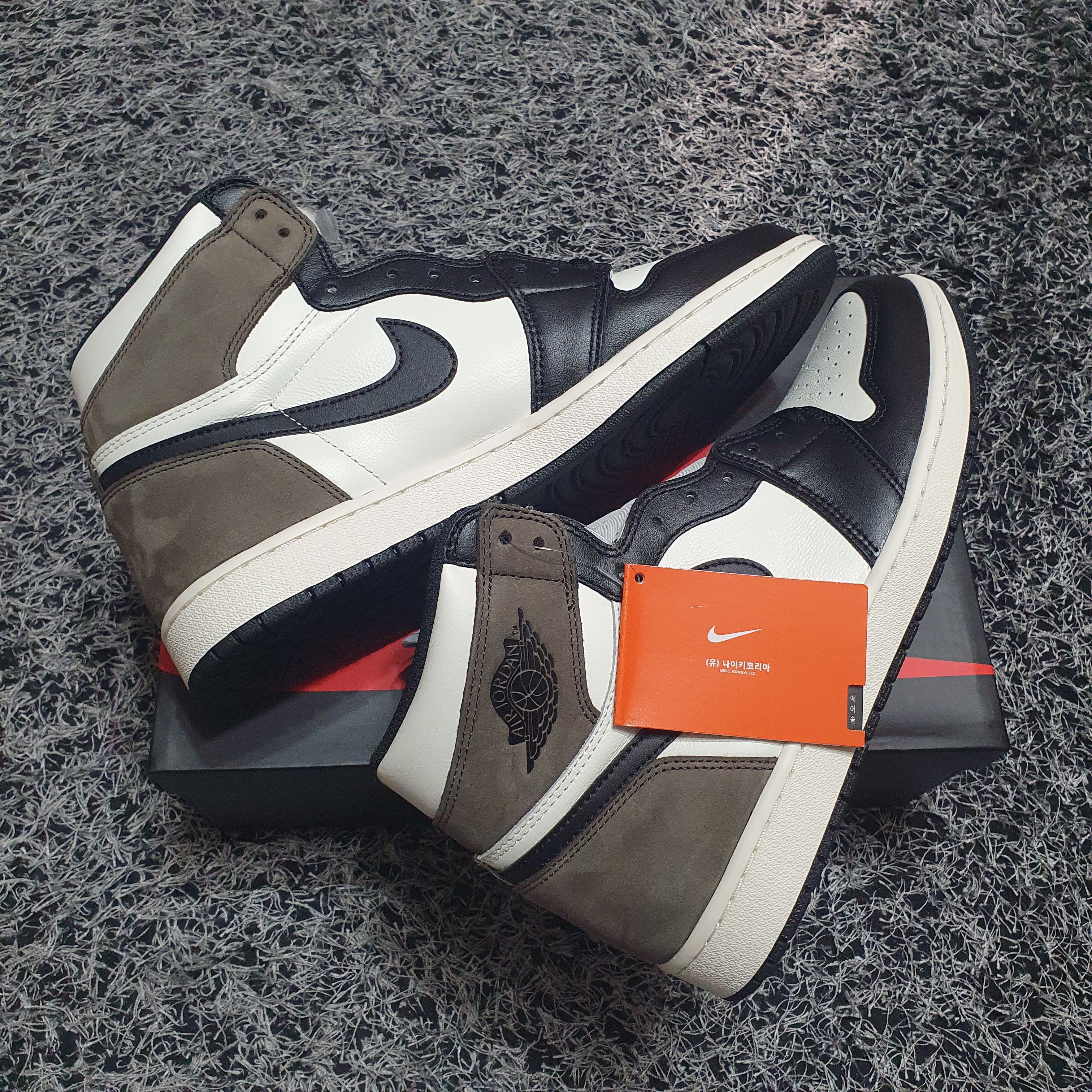 Jordan 1 Retro High OG Black Mocha, Jordan 1 Retro High OG CO.JP Midnight Navy 착용 스타일 - 1