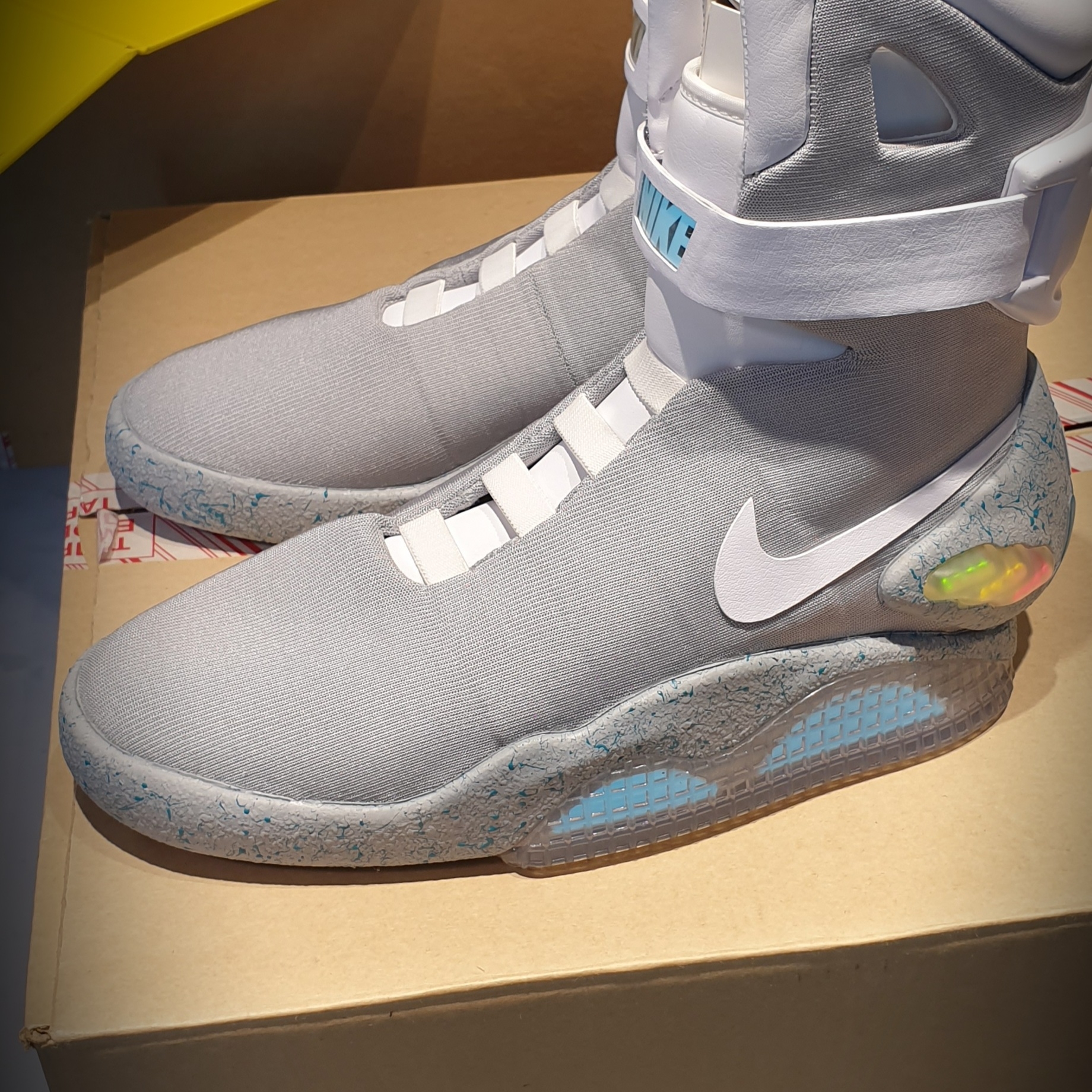 Nike MAG Back to the Future 2011 착용 스타일