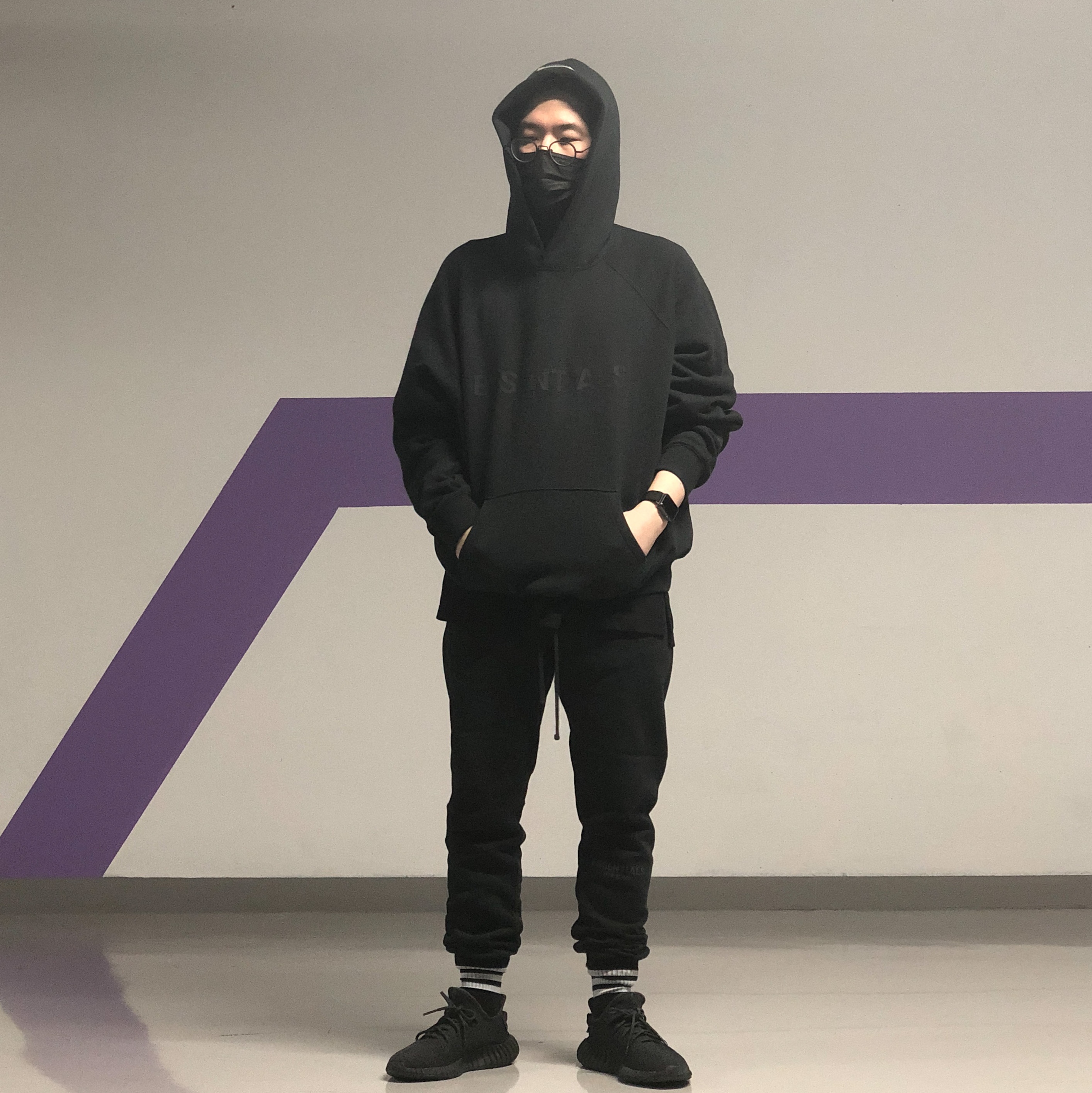 Adidas Yeezy Boost 350 V2 Black - Non-Reflective, Essentials 3D Silicon Applique Pullover Hoodie Dark Slate/Black 2020 착용 스타일