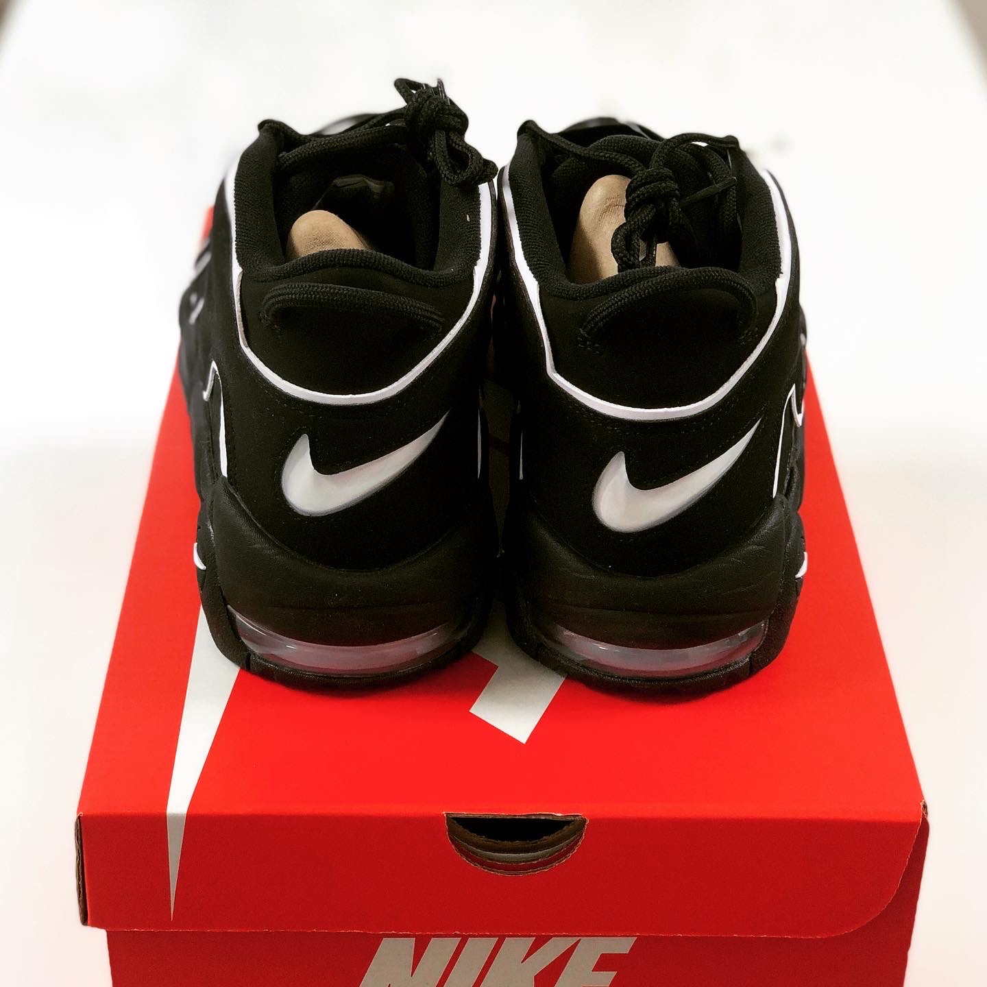 Nike Air More Uptempo Black White 2020 착용 스타일 - 3