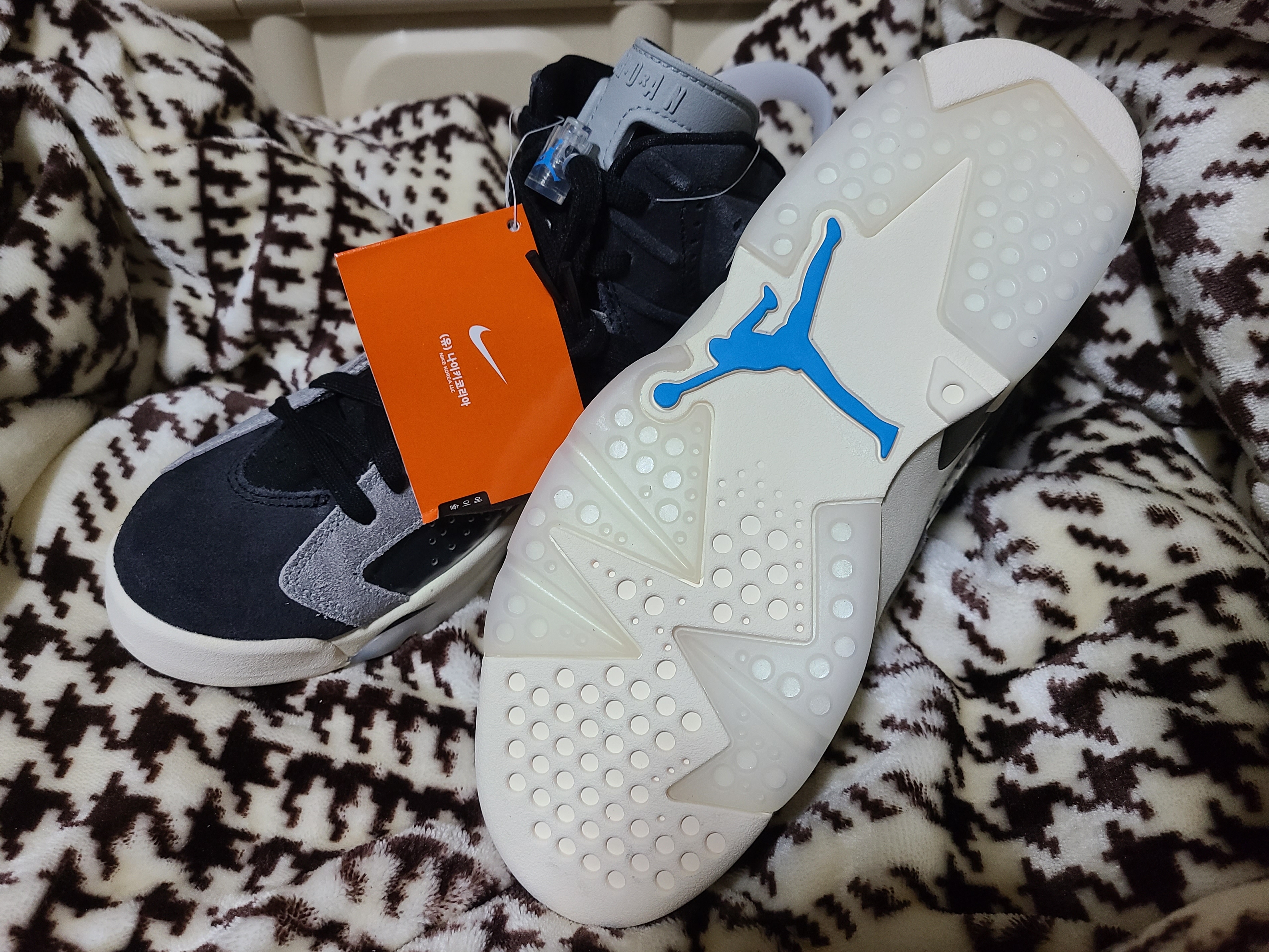 (W) Jordan 6 Retro Tech Chrome 착용 스타일 - 2