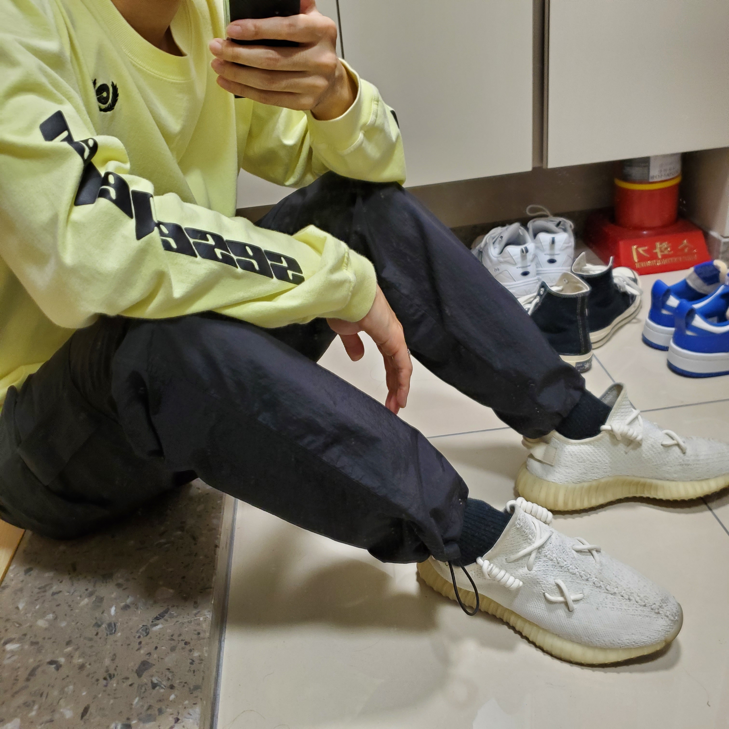 Adidas Yeezy Boost 350 V2 Cream/Triple White 착용 스타일