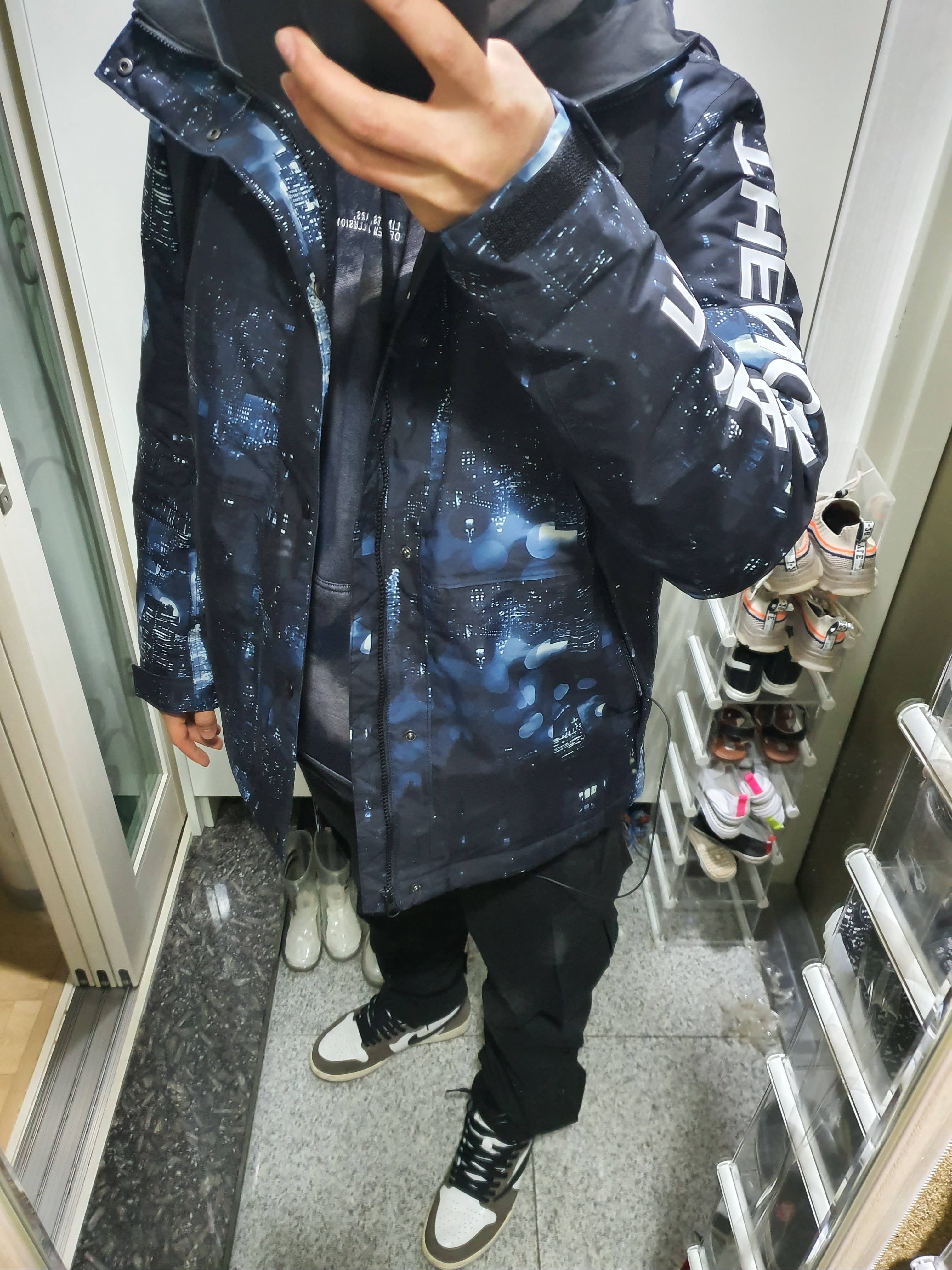 Jordan 1 x Travis Scott Retro High OG SP Mocha, Nike x Peaceminusone Air Force 1 Low Para-Noise 착용 스타일 - 1