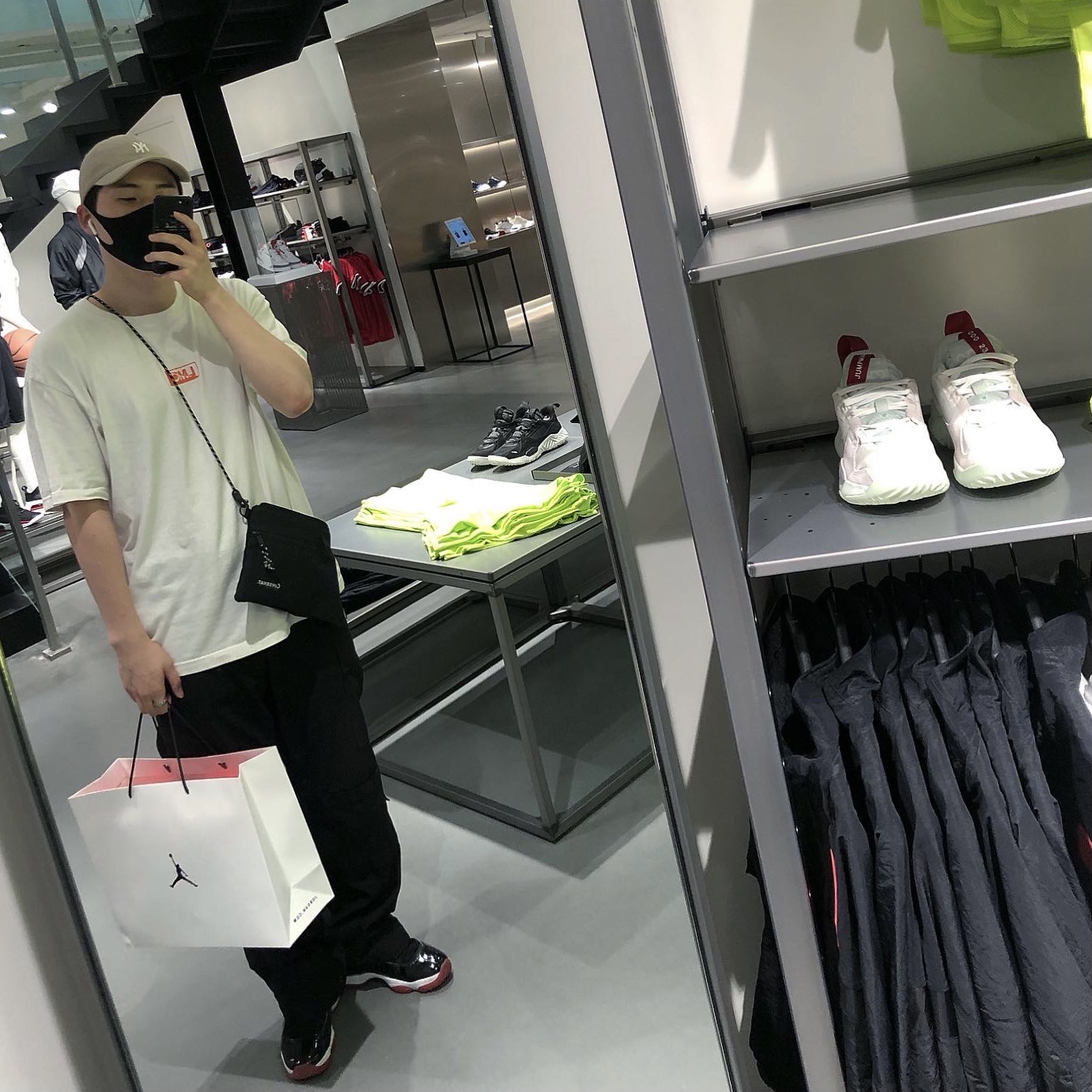 Jordan 1 High 85 Varsity Red 착용 스타일 - 1