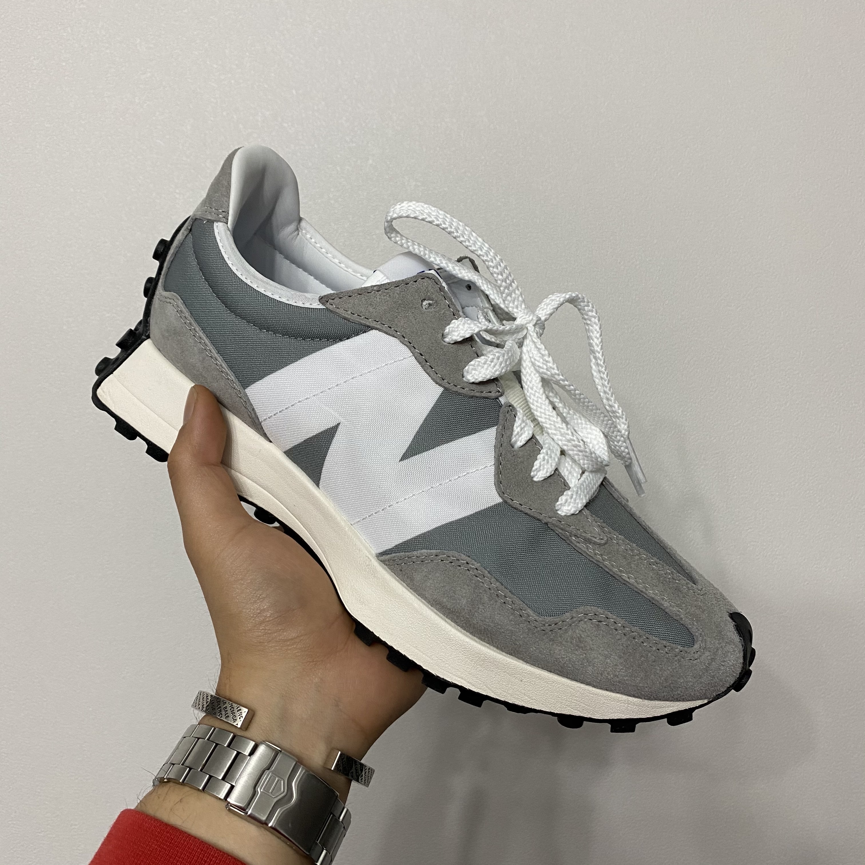 New Balance 327 Grey 착용 스타일