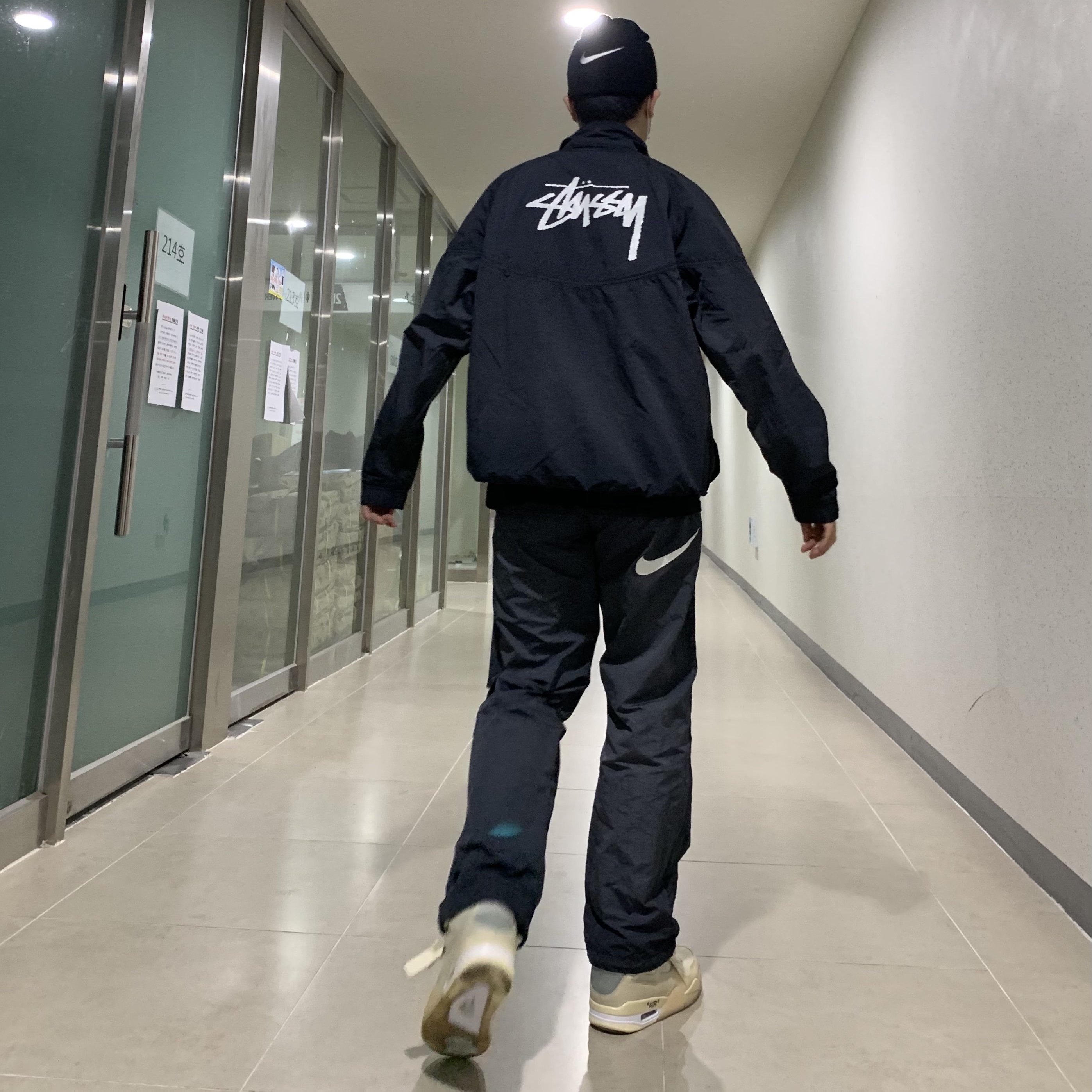 (W) Jordan 4 x Off-White Retro SP Sail 착용 스타일