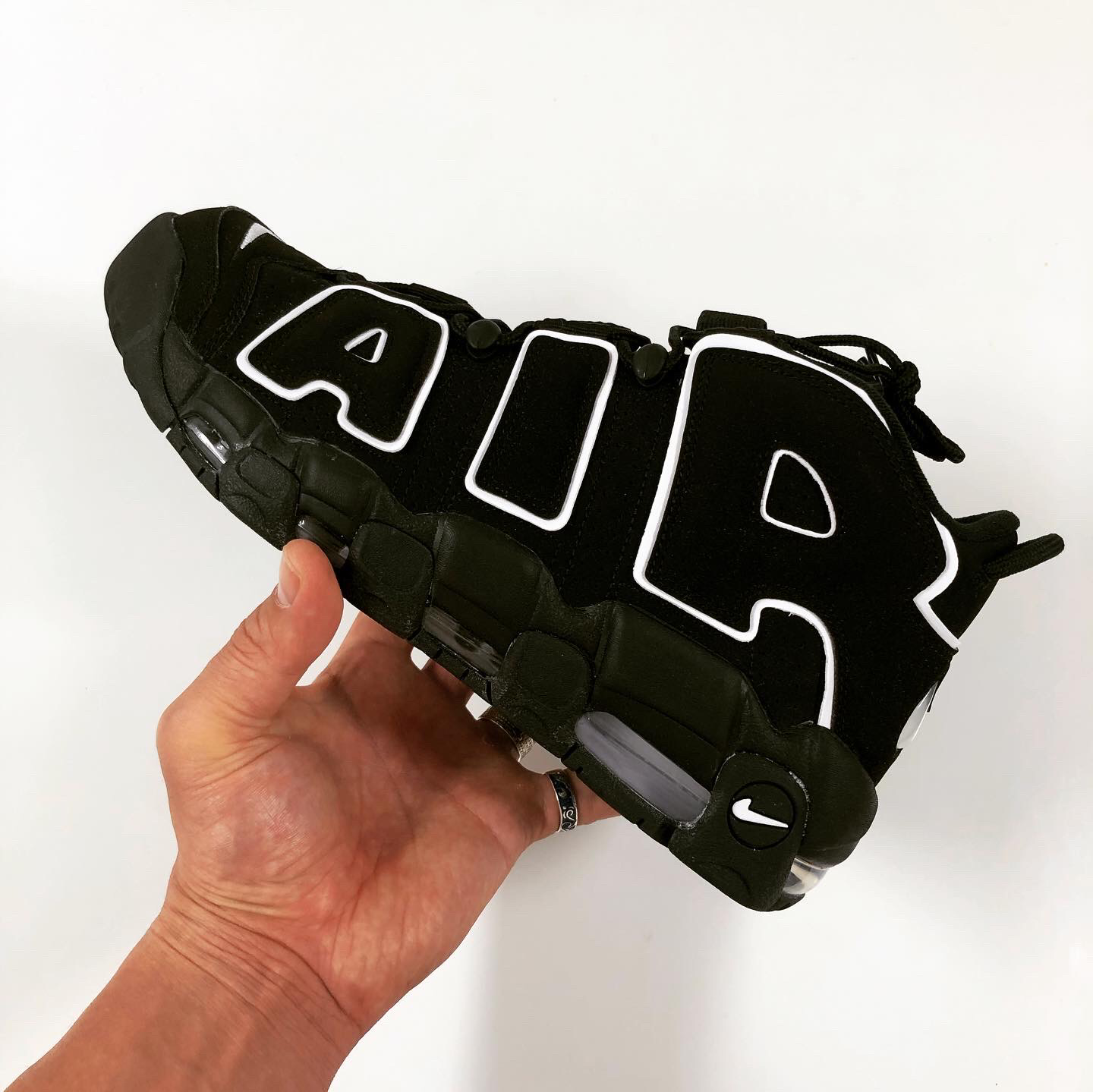 Nike Air More Uptempo Black White 2020 착용 스타일 - 1