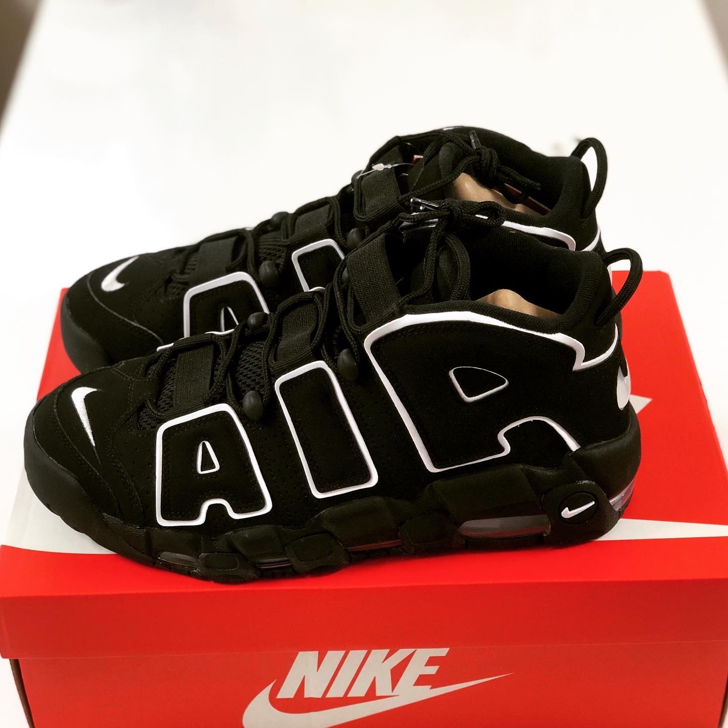 Nike Air More Uptempo Black White 2020 착용 스타일 - 4