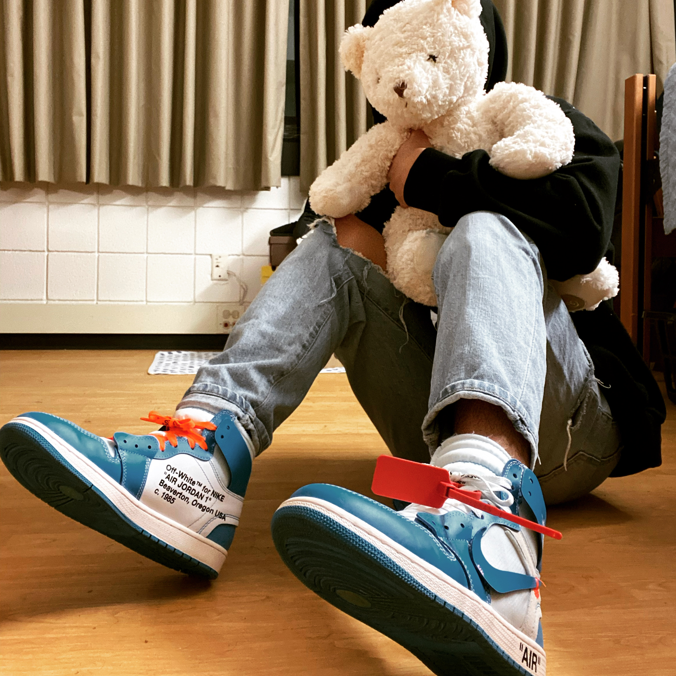 Jordan 1 x Off-White Retro High University Blue 착용 스타일