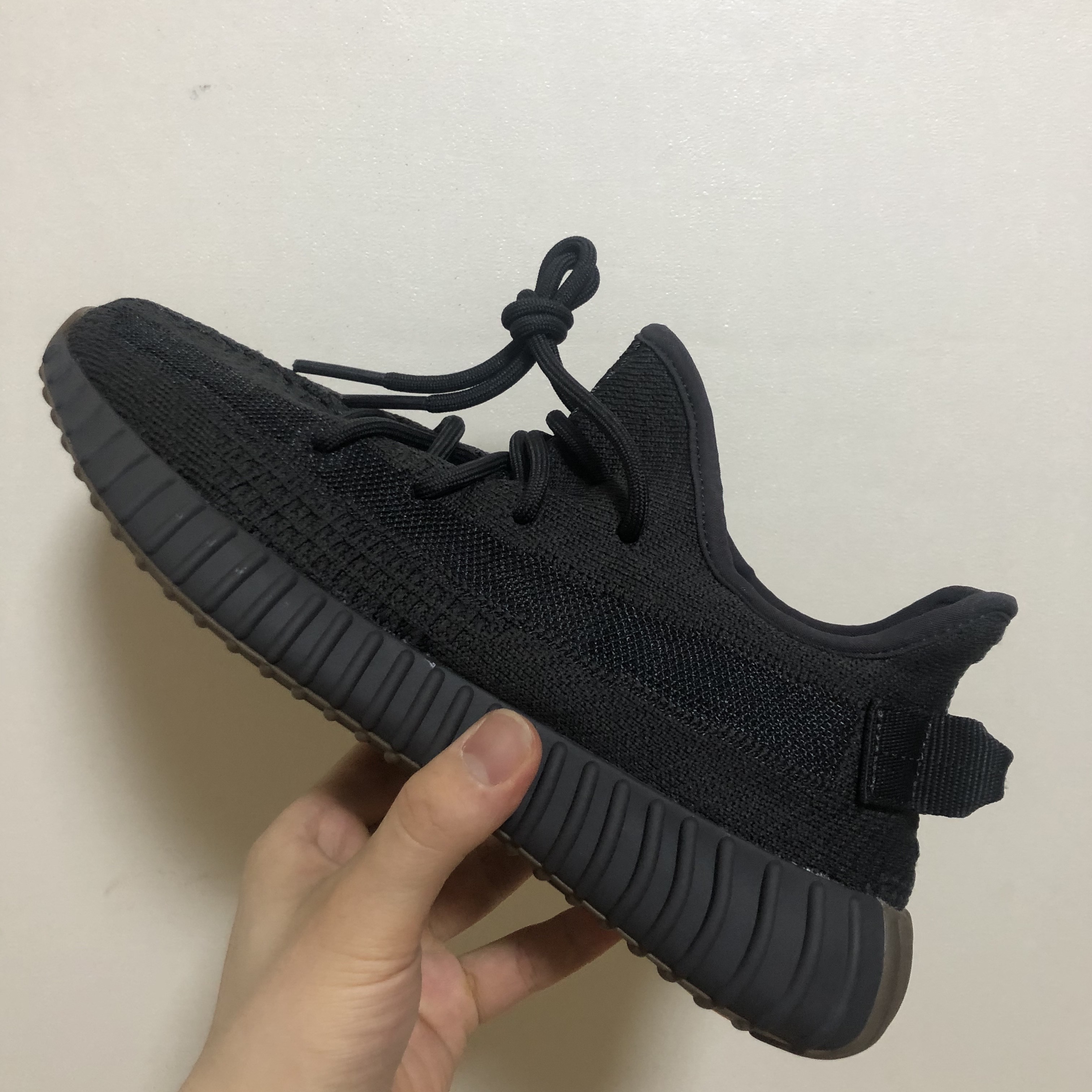 Adidas Yeezy Boost 350 V2 Cinder 착용 스타일 - 1