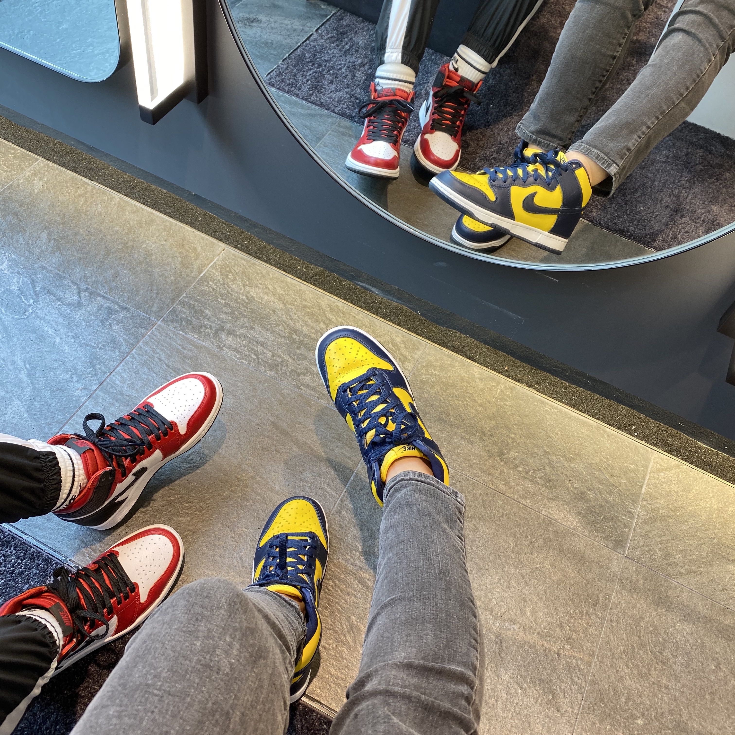 Nike Dunk High SP Maize & Blue, (W) Jordan 1 Retro High Satin Red 착용 스타일