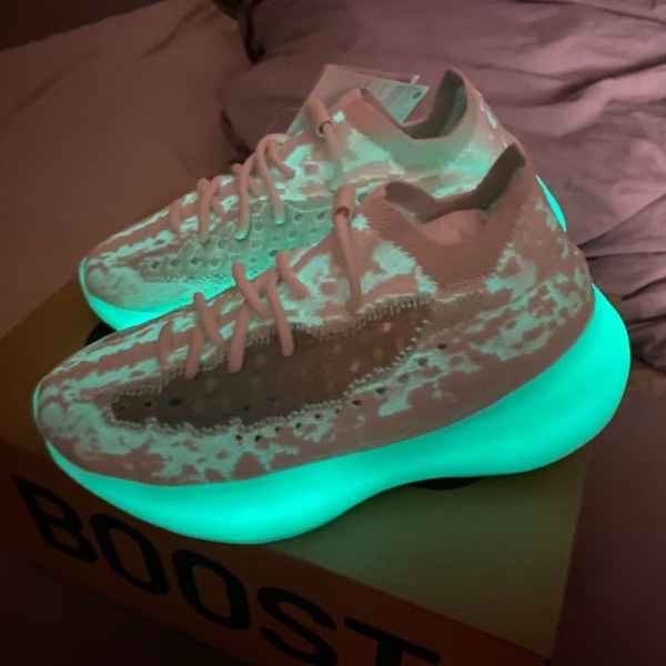 Adidas Yeezy Boost 380 Calcite Glow 착용 스타일