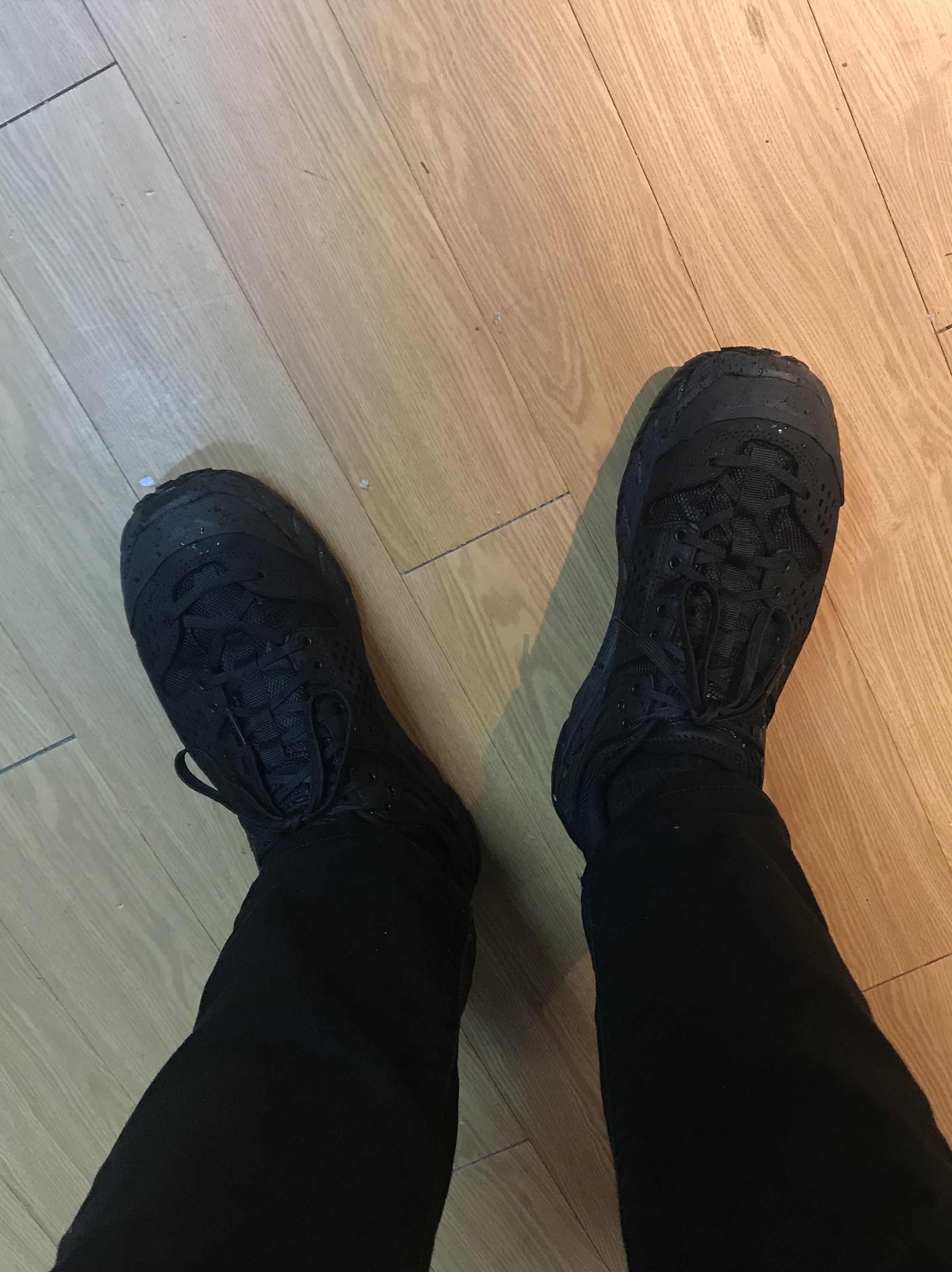 Hoka Tor Ultra Low WP JP Black 착용 스타일