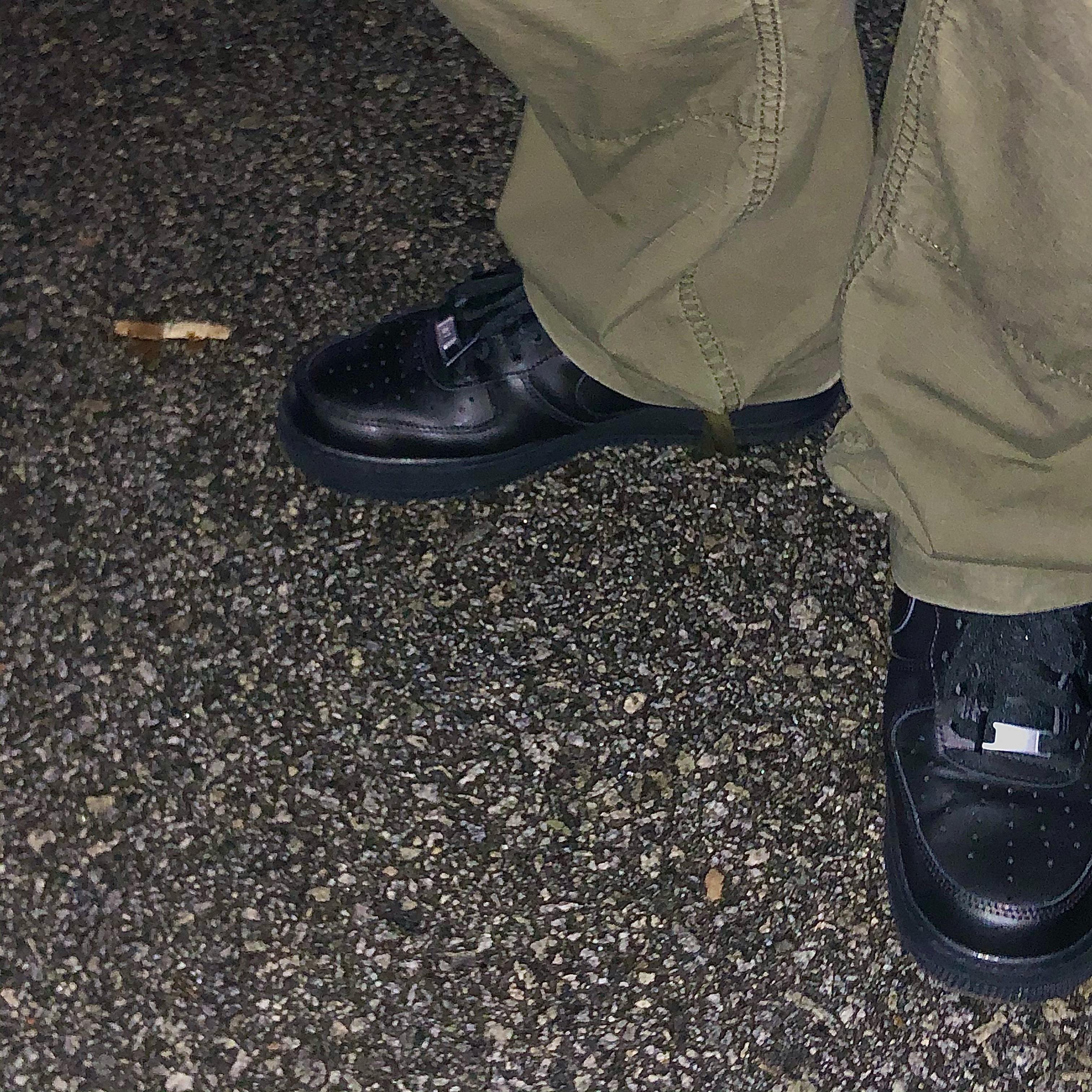 Nike Air Force 1 '07 Low Triple Black 착용 스타일