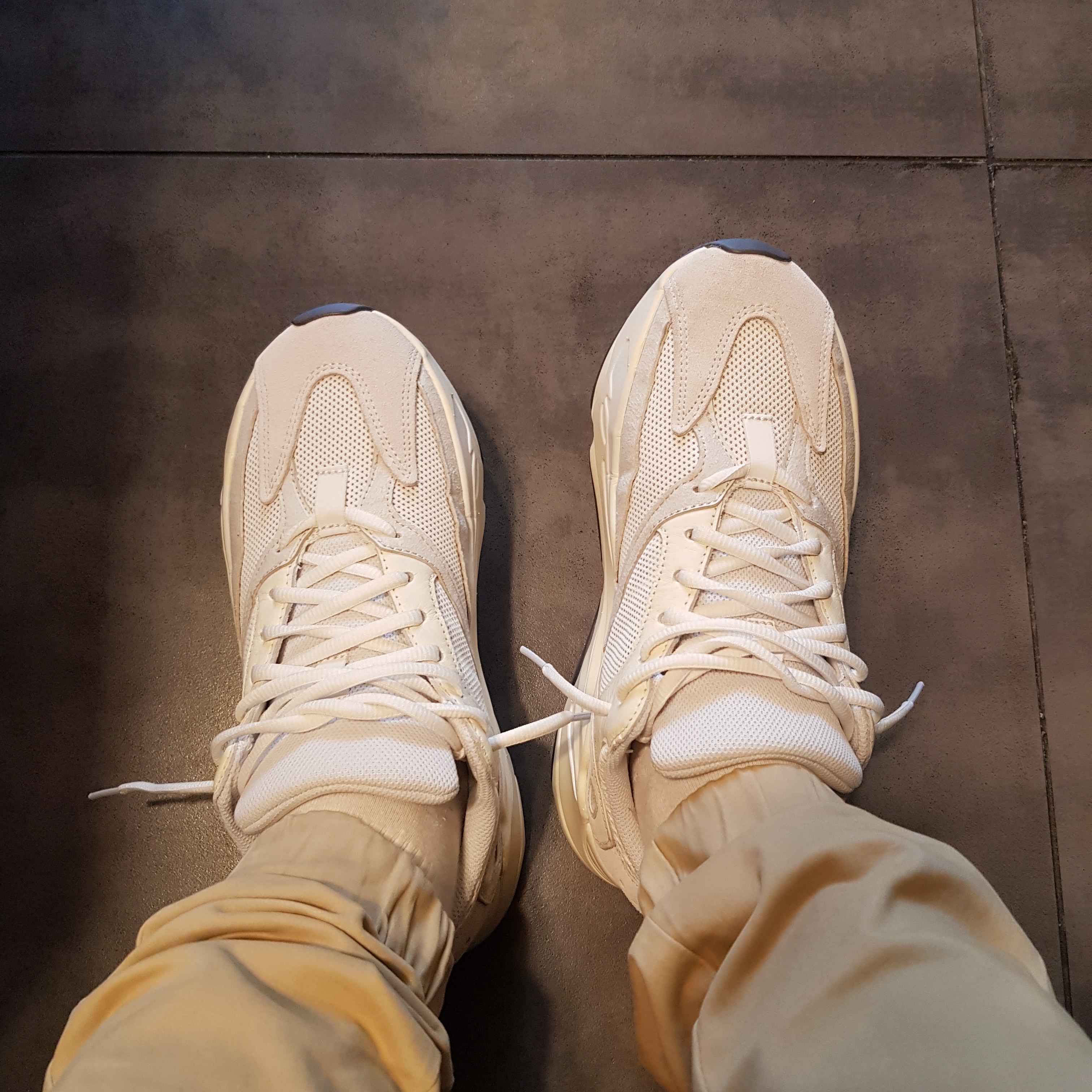 Balenciaga Triple S Grey Red Blue 2018 Reissue, Adidas Yeezy Boost 700 Analog 2019 착용 스타일 - 2