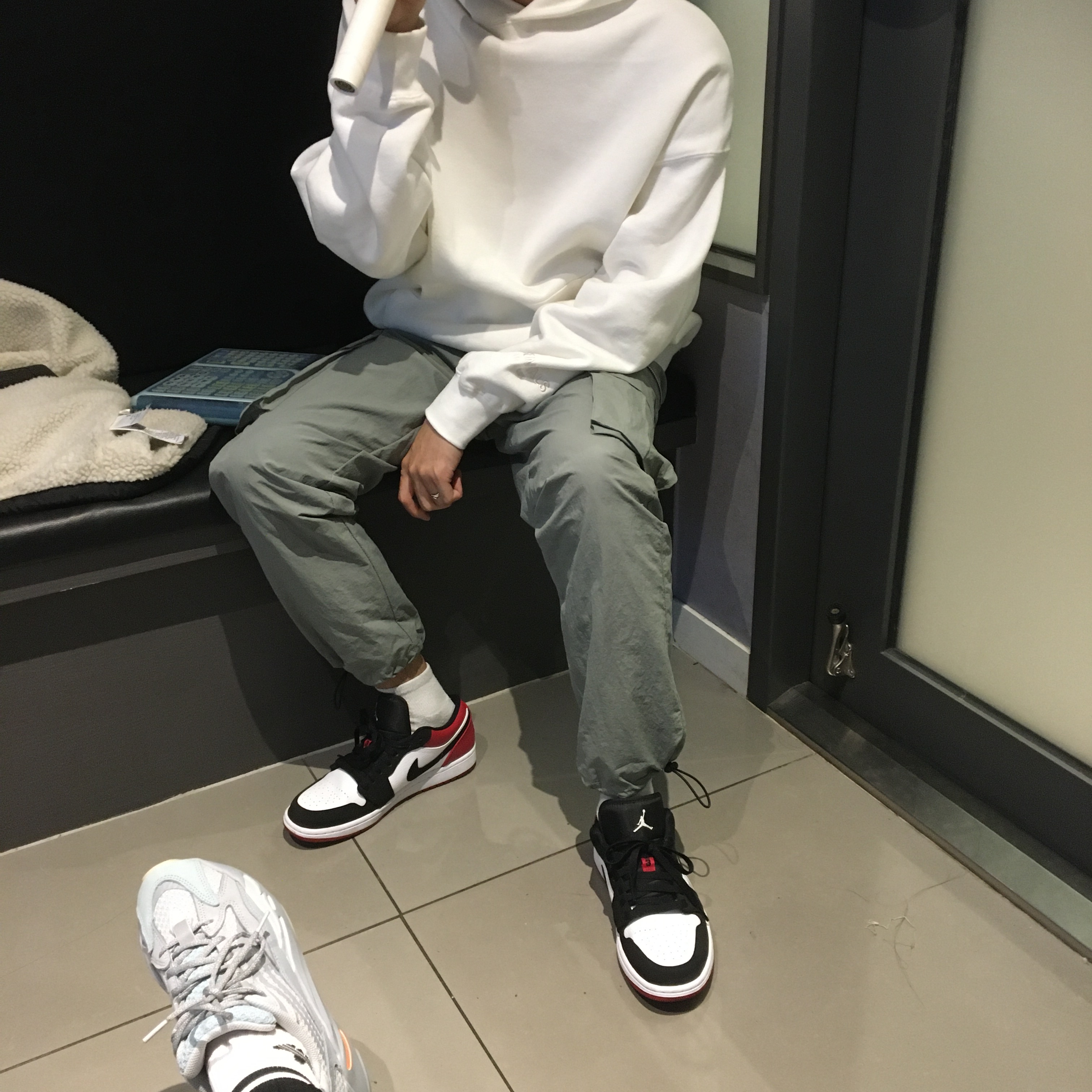 Jordan 1 Low Black Toe, Adidas Yeezy Boost 700 V2 Inertia 착용 스타일