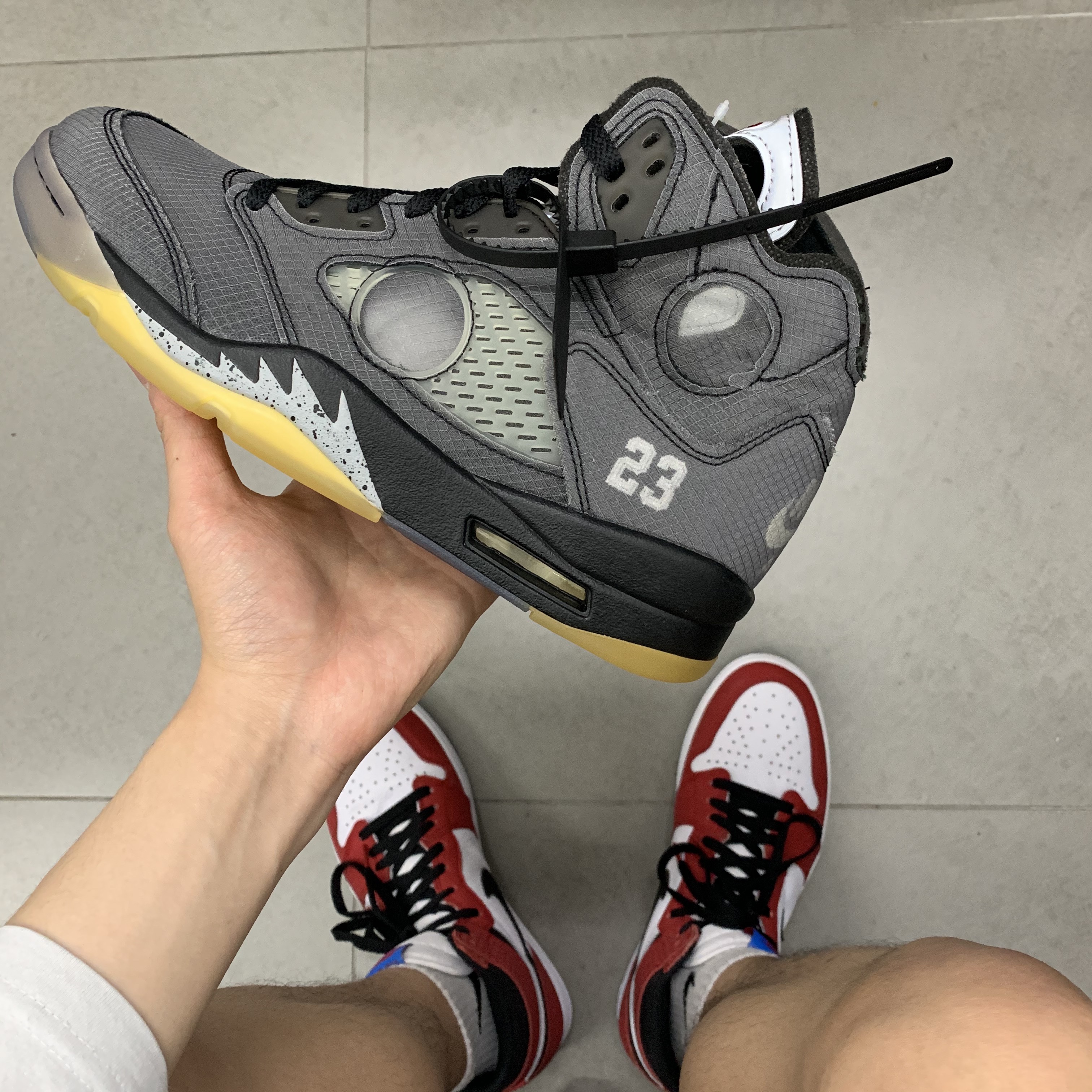 Jordan 1 Retro High Spider-Man Origin Story, Jordan 5 x Off-White Retro SP Black Muslin 착용 스타일