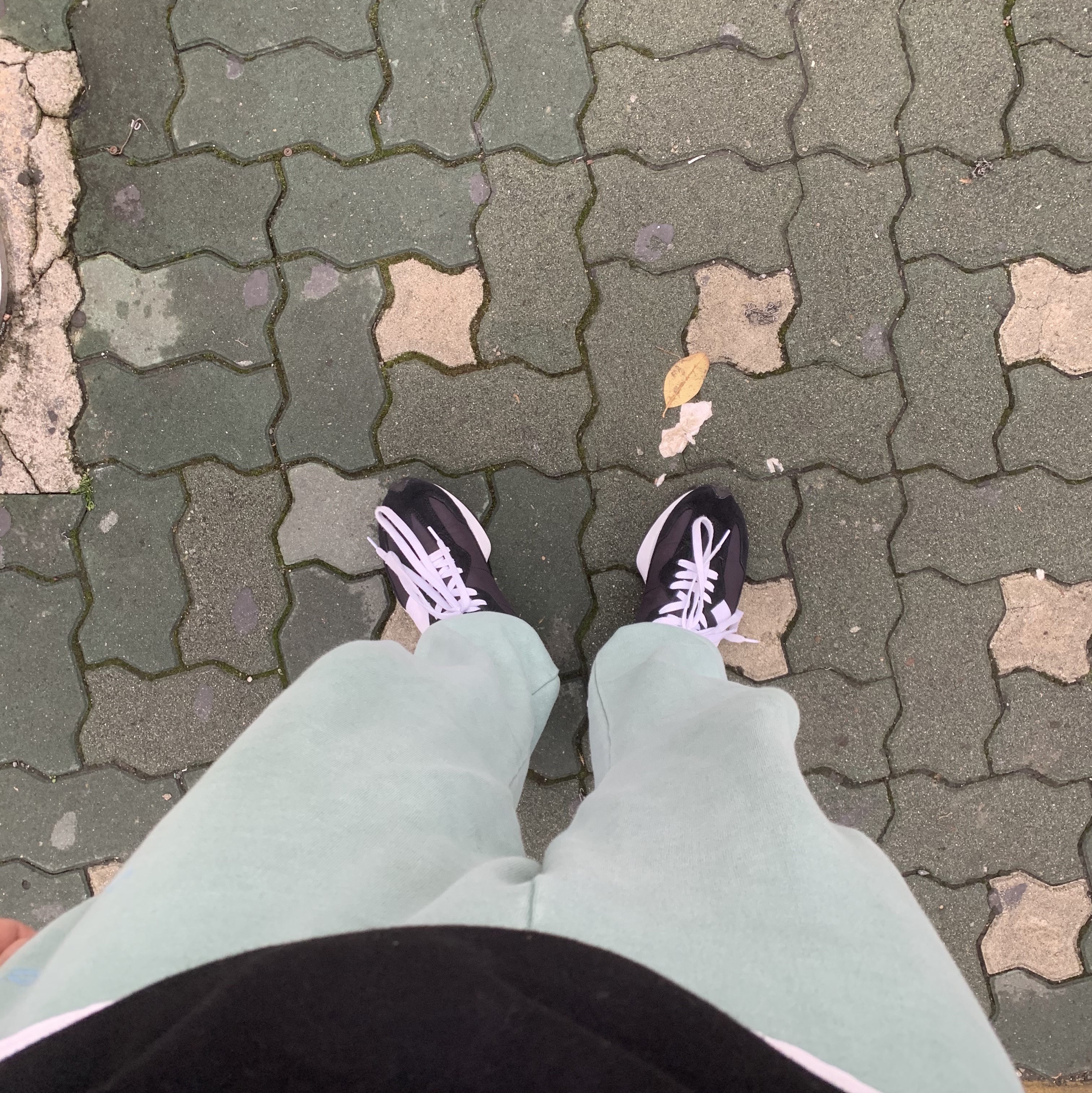 New Balance 327 Black 착용 스타일