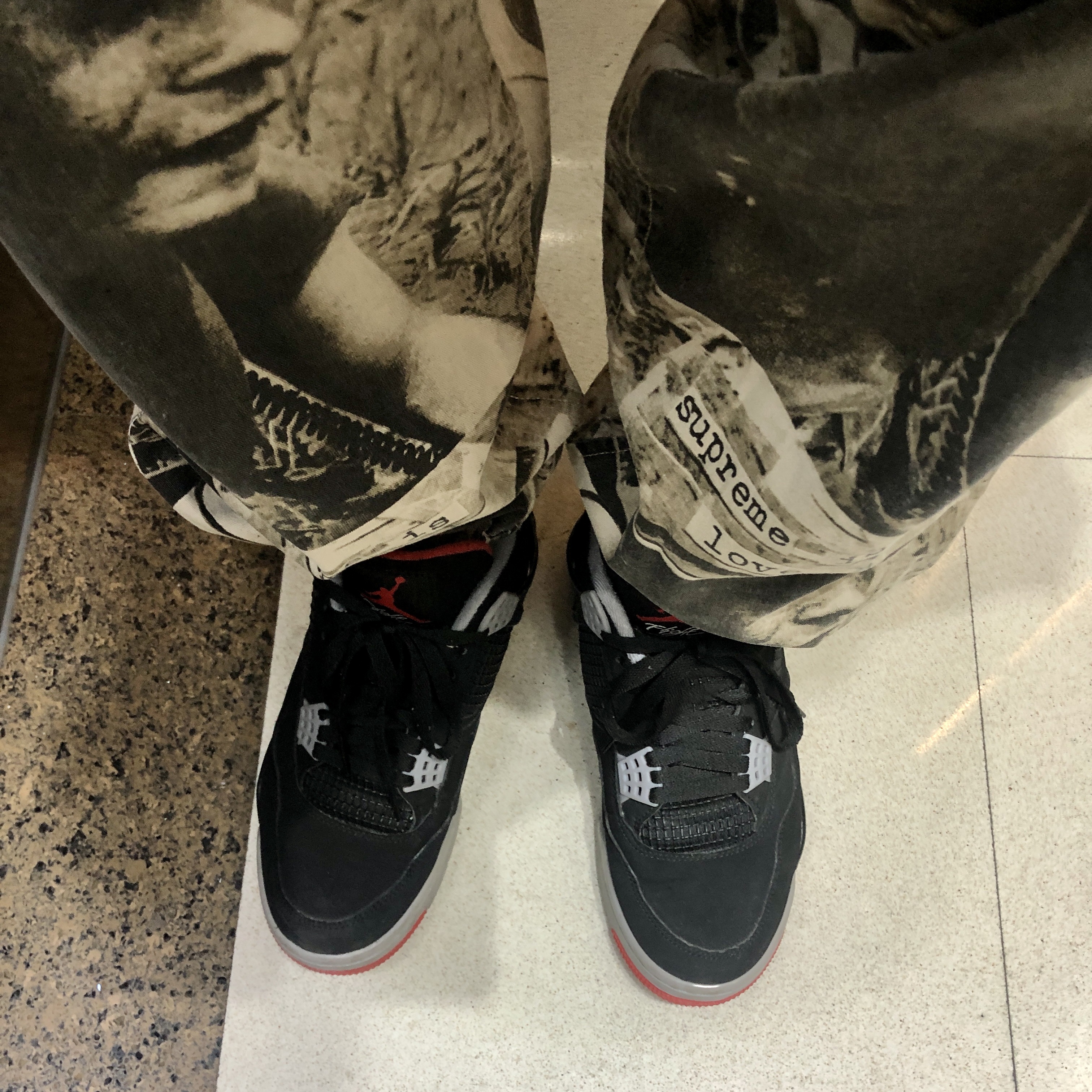 Jordan 4 Retro Bred 2019, Supreme Supreme Is Love Skate Pants Stone - 19FW 착용 스타일