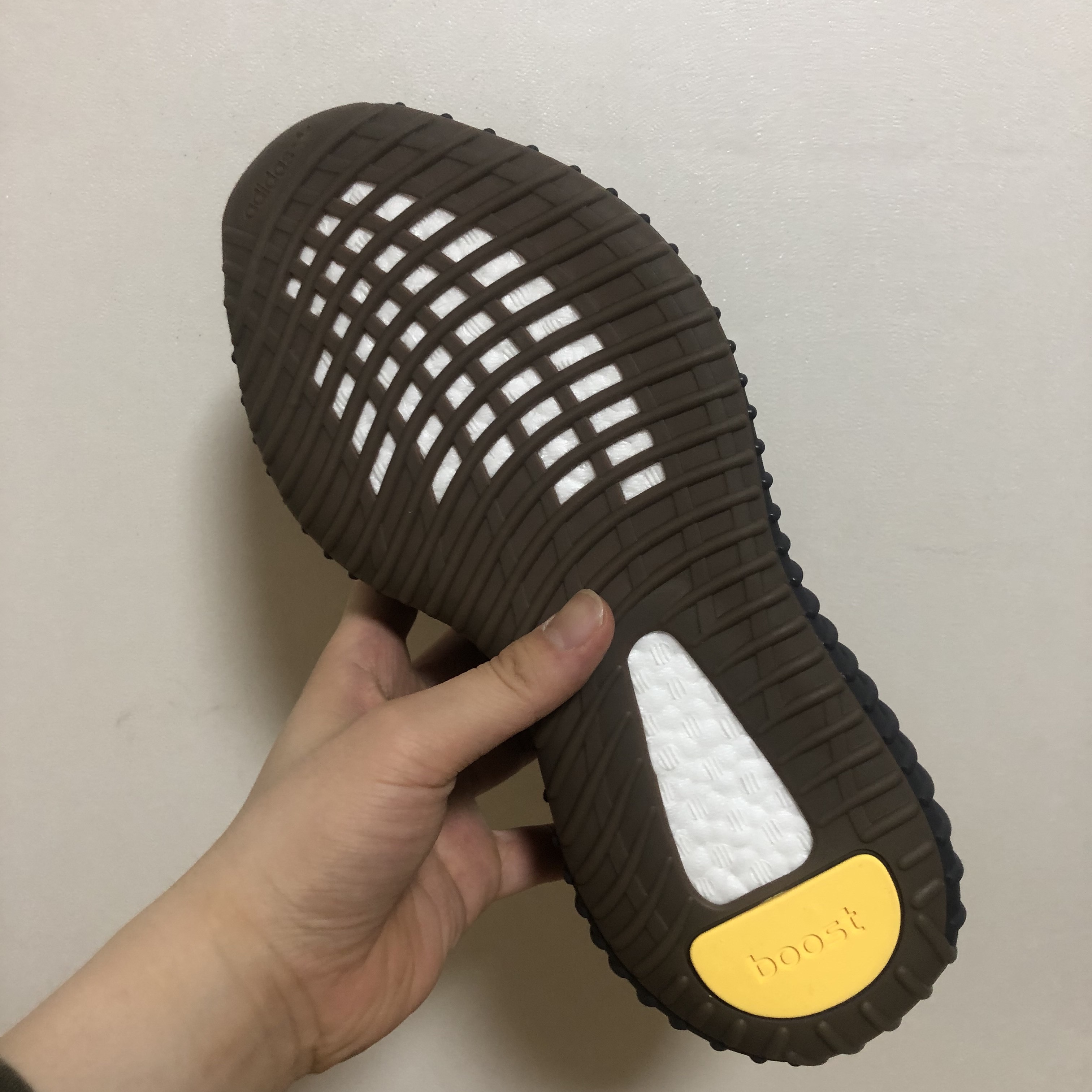 Adidas Yeezy Boost 350 V2 Cinder 착용 스타일 - 3