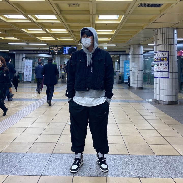 Jordan 1 Retro High OG Black Mocha 착용 스타일 - 2