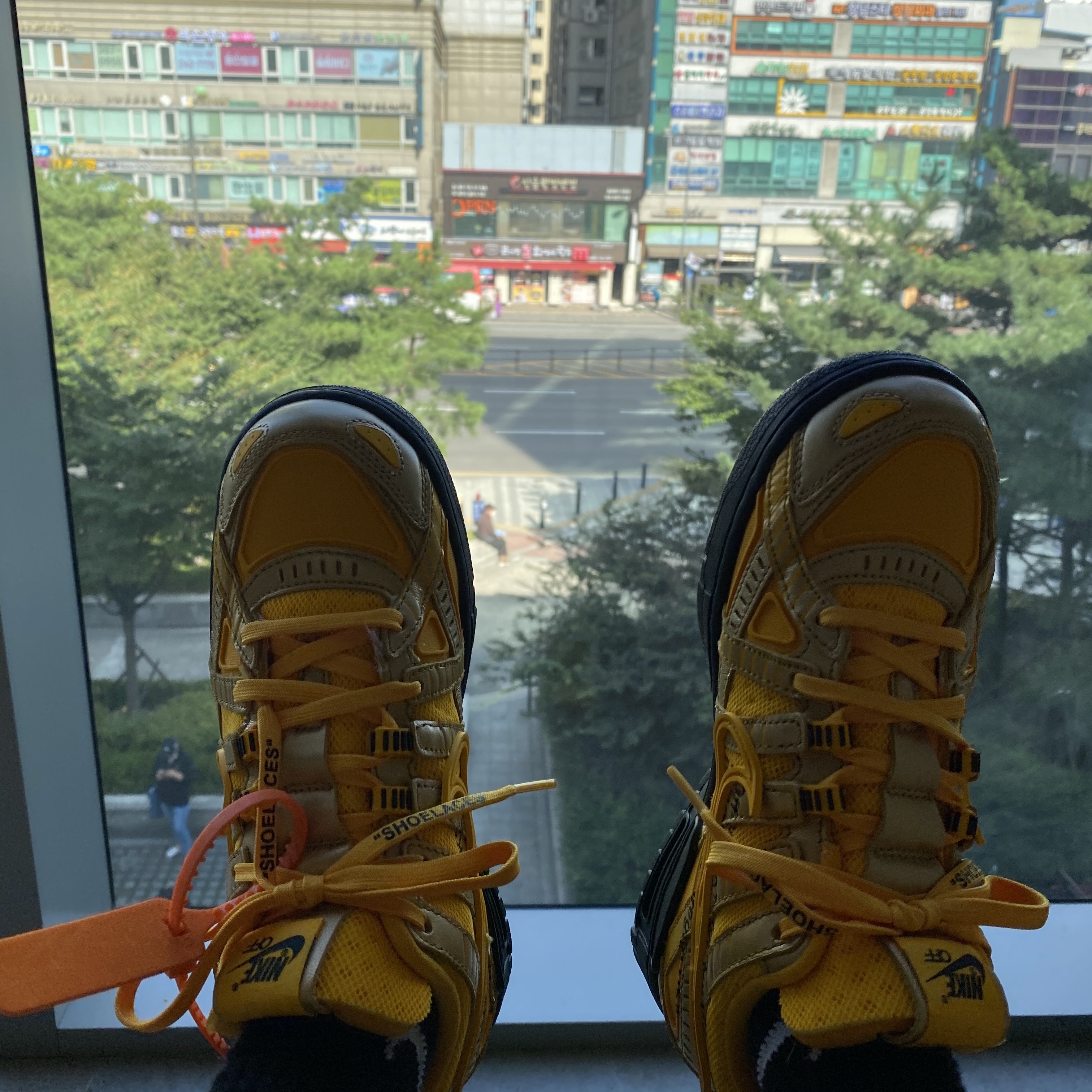 Nike x Off-White Air Rubber Dunk University Gold 착용 스타일