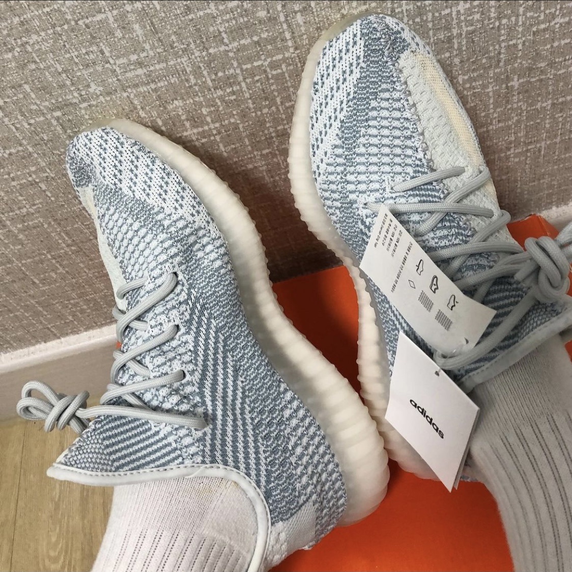 Adidas Yeezy Boost 350 V2 Cloud White - Non-Reflective 착용 스타일
