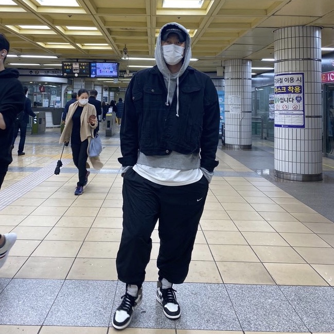 Jordan 1 Retro High OG Black Mocha 착용 스타일 - 3