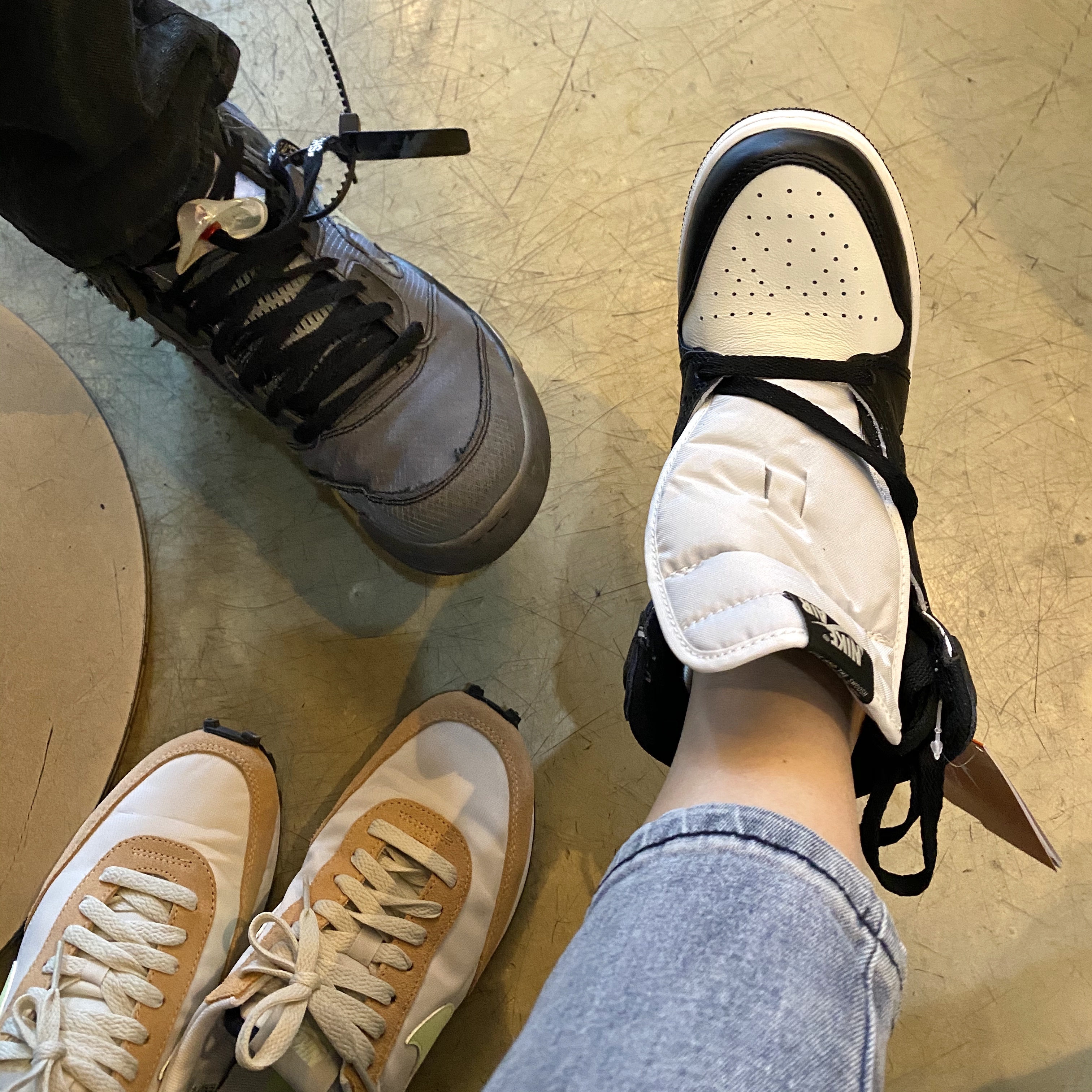 Jordan 5 x Off-White Retro SP Black Muslin, (GS) Jordan 1 Retro High OG Black Mocha 착용 스타일