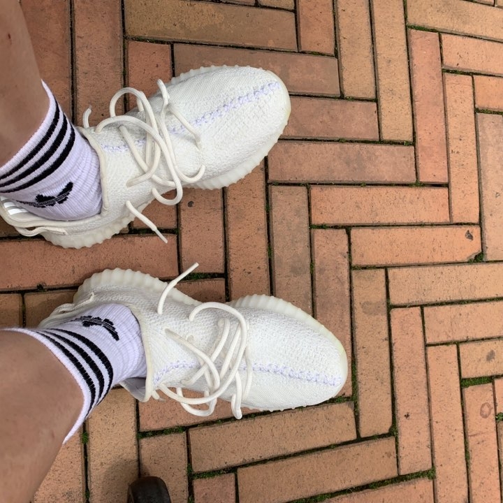 Adidas Yeezy Boost 350 V2 Cream/Triple White 착용 스타일