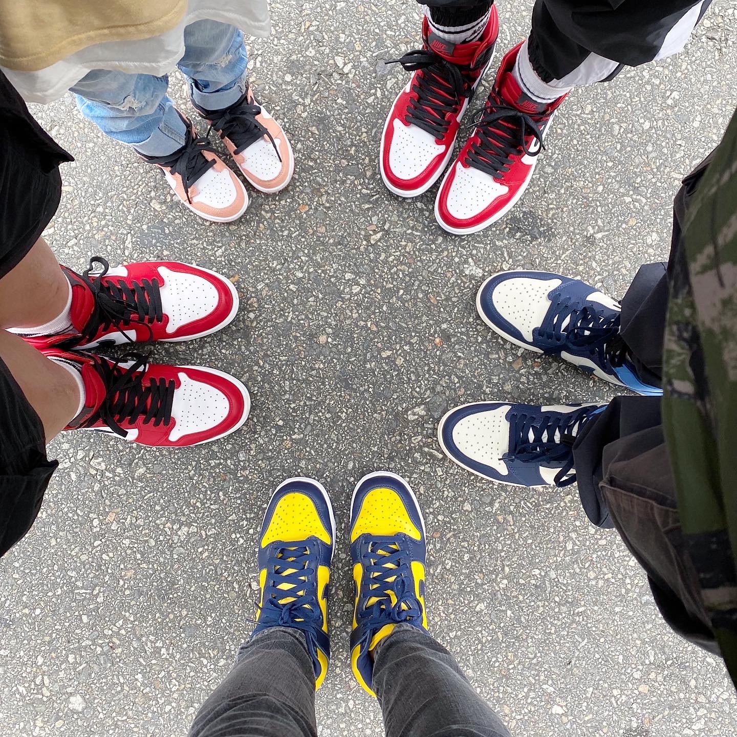 Jordan 1 Retro High Obsidian UNC, Nike Dunk High SP Maize & Blue 착용 스타일