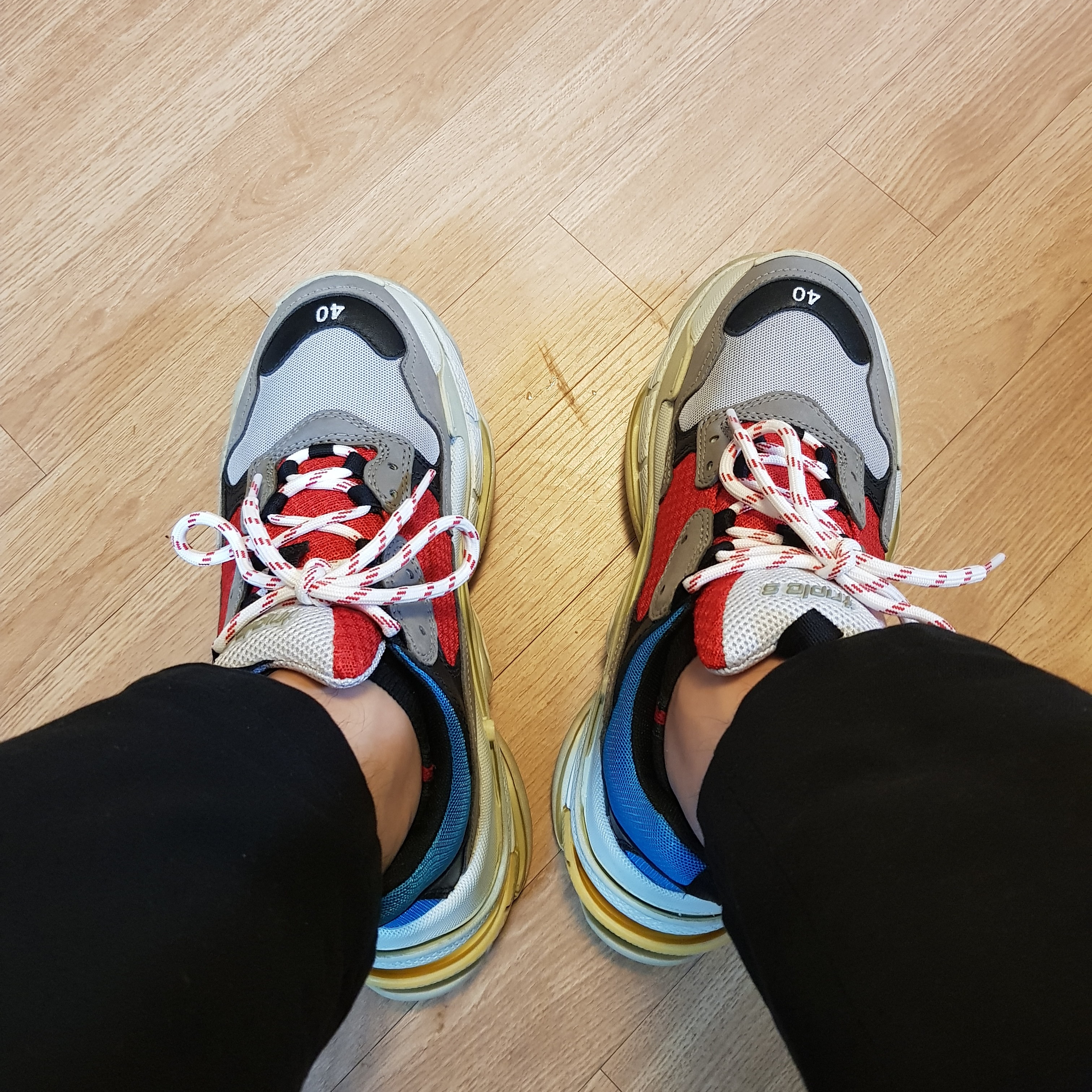 Balenciaga Triple S Grey Red Blue 2018 Reissue, Adidas Yeezy Boost 700 Analog 2019 착용 스타일 - 1