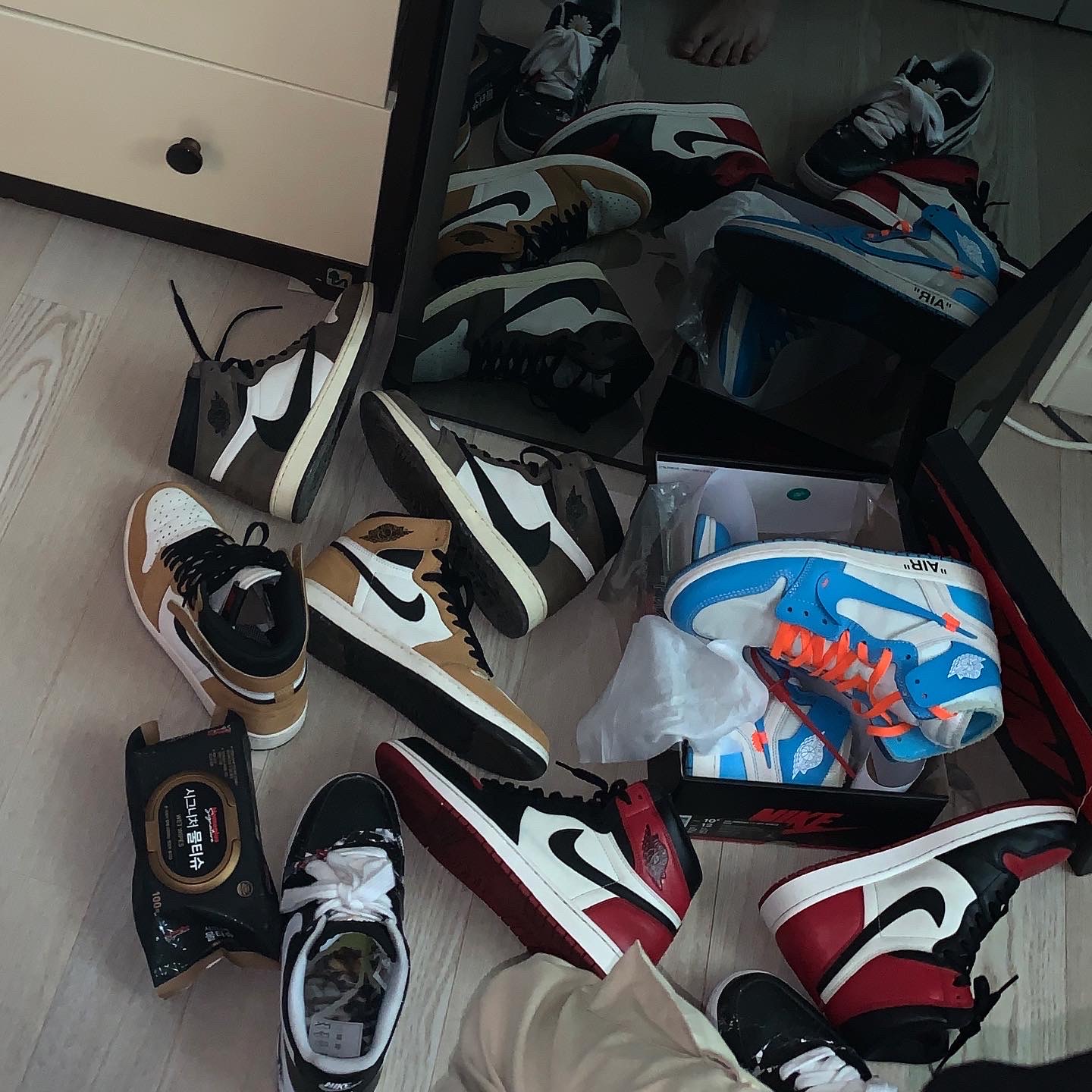 Jordan 1 x Travis Scott Retro High OG SP Mocha, Jordan 1 x Off-White Retro High University Blue 착용 스타일
